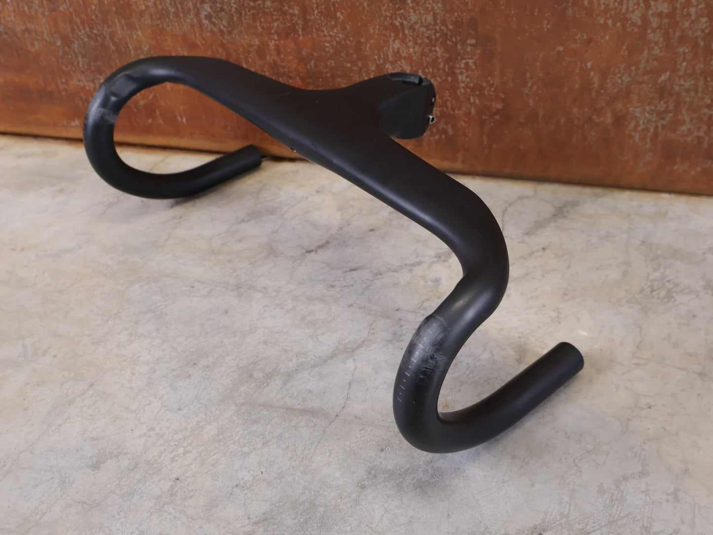 Lenker von Trek, BONTRAGER AEOLUS RSL VR - C – LENKER/VORBAU 380/380 × 80 MM – OCLV CARBON / AERO / INTEGRIERT vor USEDBIKES - OB.DE Hintergrund