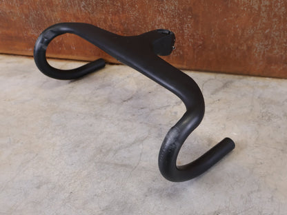 Lenker von Trek, BONTRAGER AEOLUS RSL VR - C – LENKER/VORBAU 380/380 × 80 MM – OCLV CARBON / AERO / INTEGRIERT vor USEDBIKES - OB.DE Hintergrund