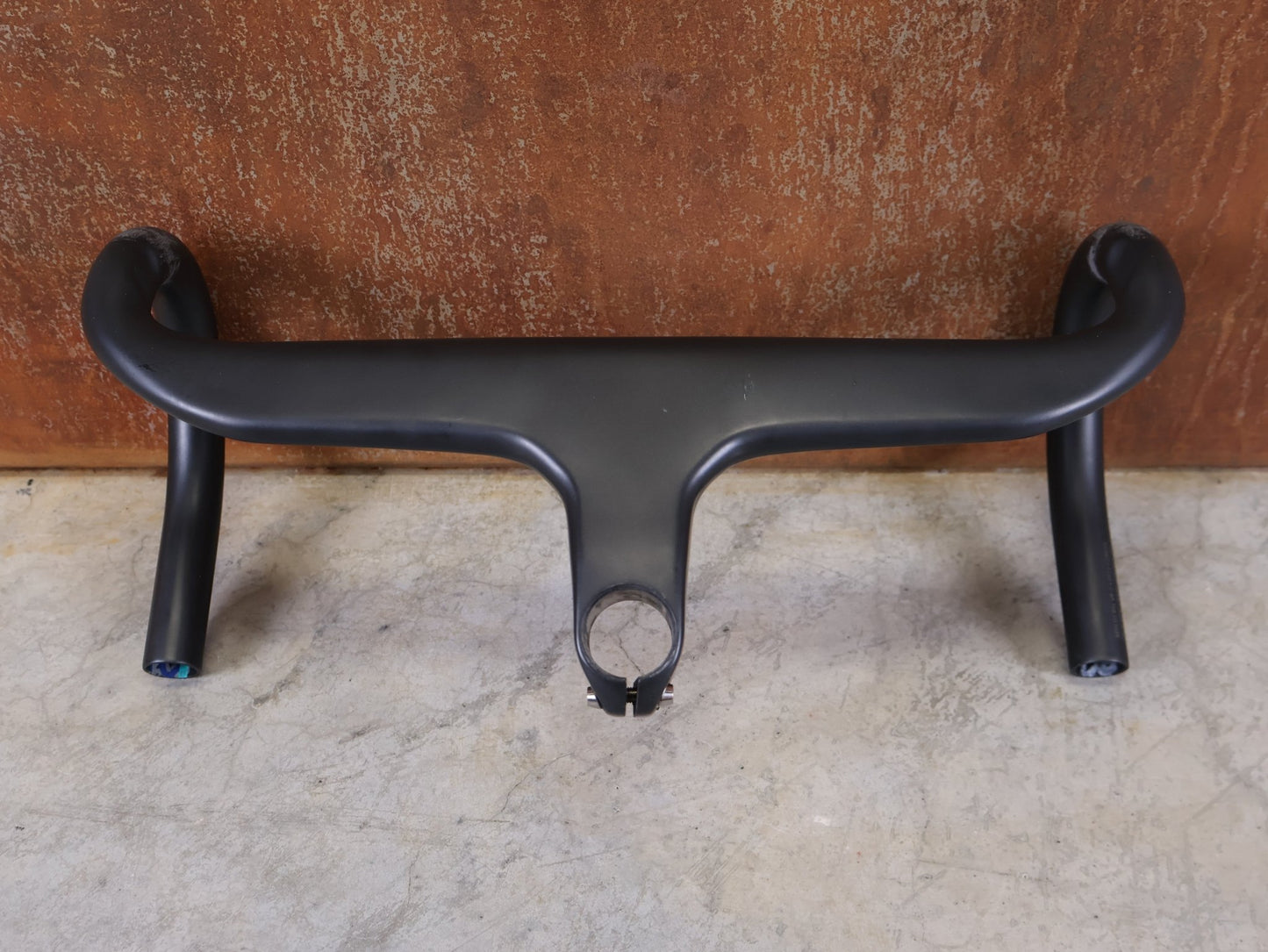 Lenker von Trek, BONTRAGER AEOLUS RSL VR - C – LENKER/VORBAU 380/380 × 80 MM – OCLV CARBON / AERO / INTEGRIERT vor USEDBIKES - OB.DE Hintergrund