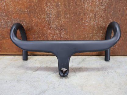 Lenker von Trek, BONTRAGER AEOLUS RSL VR - C – LENKER/VORBAU 380/380 × 80 MM – OCLV CARBON / AERO / INTEGRIERT vor USEDBIKES - OB.DE Hintergrund