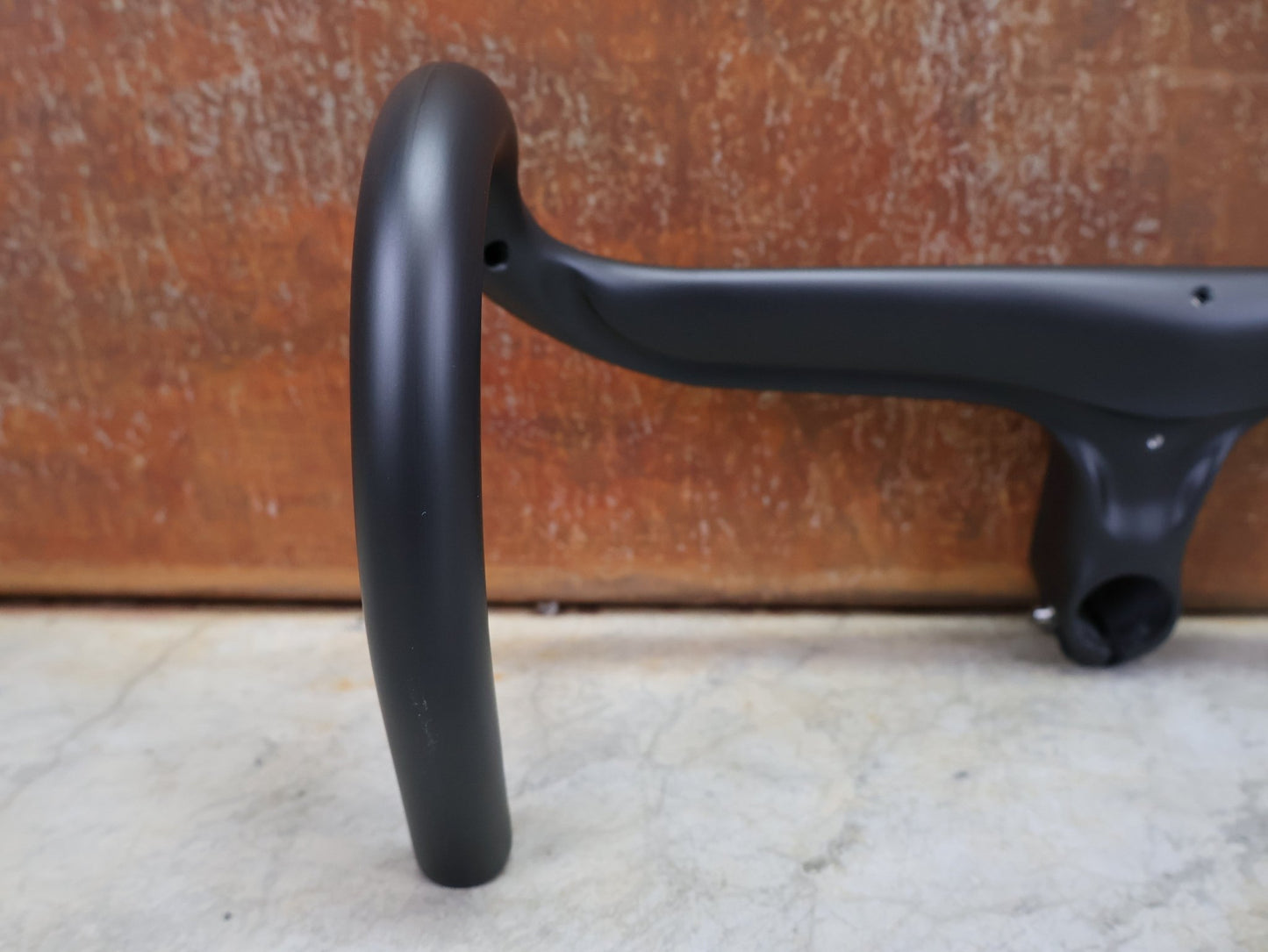 Lenker von Trek, BONTRAGER AEOLUS RSL VR - C – LENKER/VORBAU 380/380 × 80 MM – OCLV CARBON / AERO / INTEGRIERT vor USEDBIKES - OB.DE Hintergrund