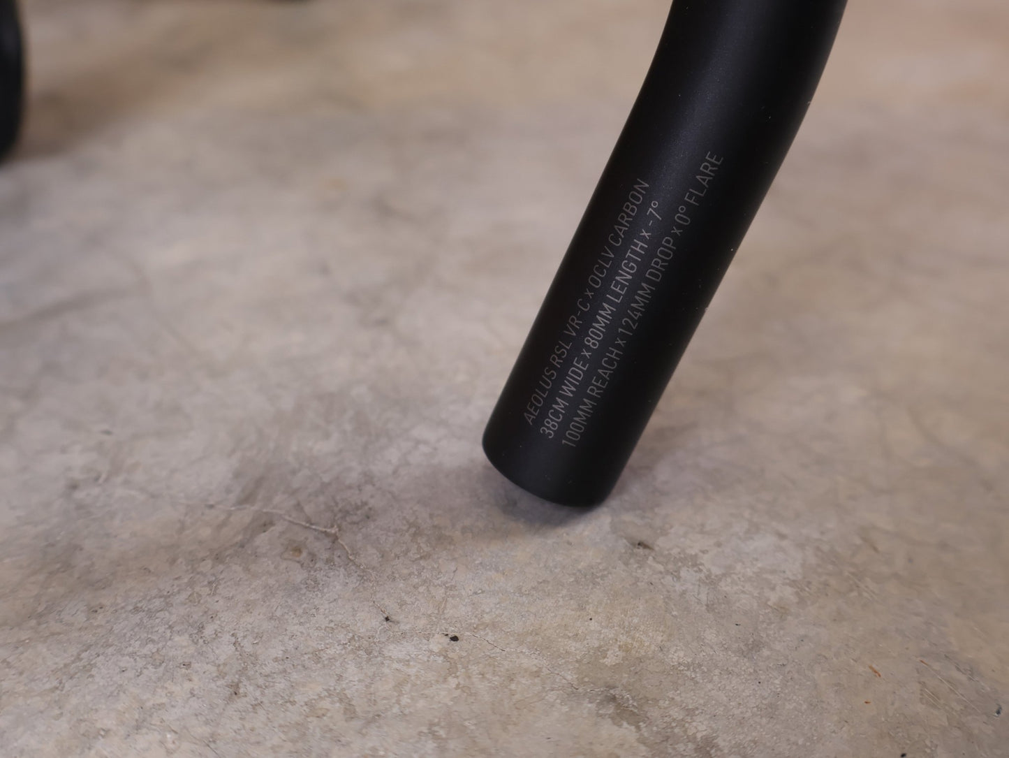 Lenker von Trek, BONTRAGER AEOLUS RSL VR - C – LENKER/VORBAU 380/380 × 80 MM – OCLV CARBON / AERO / INTEGRIERT vor USEDBIKES - OB.DE Hintergrund