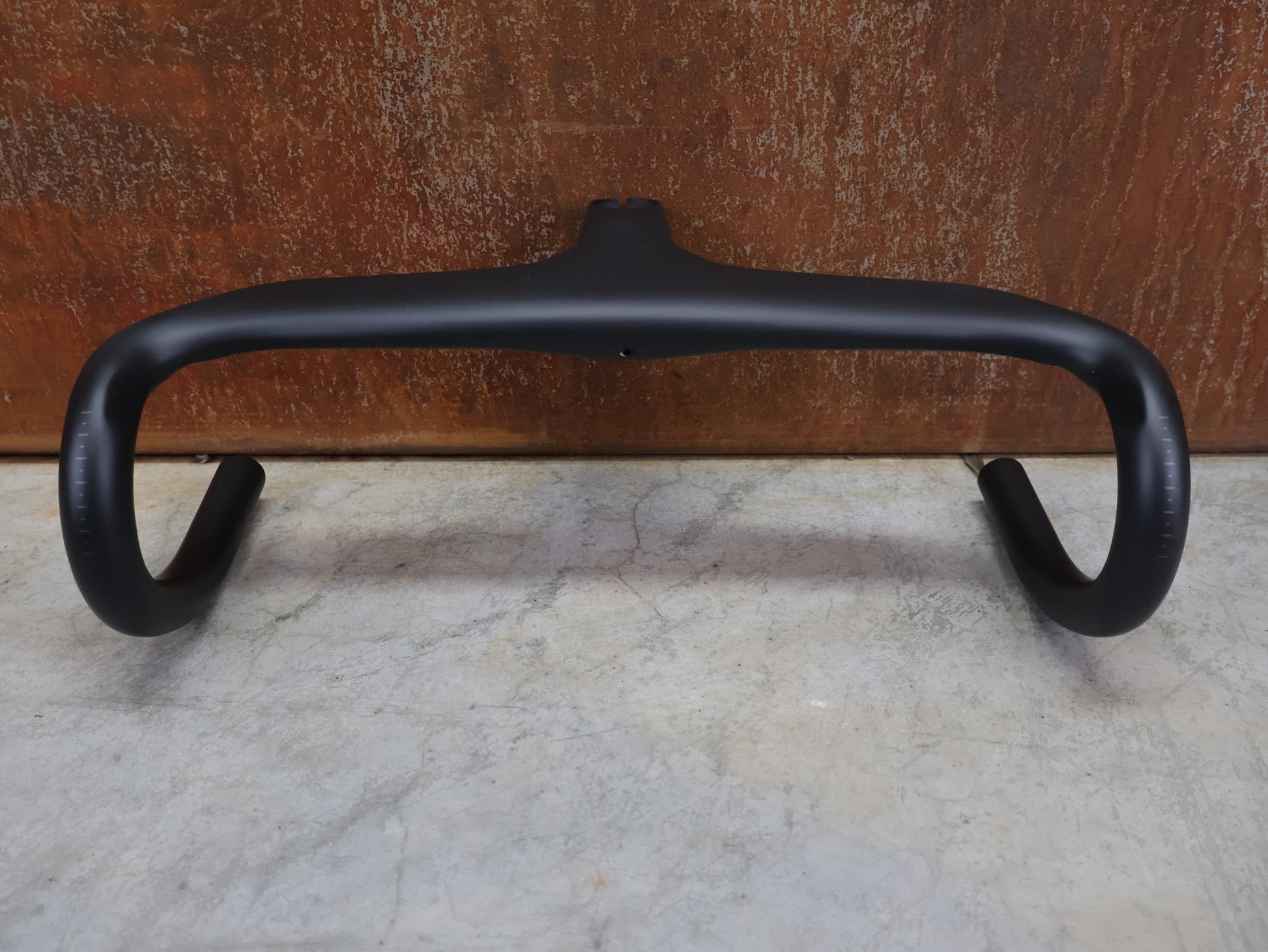 Lenker von Trek, BONTRAGER AEOLUS RSL VR - C – LENKER/VORBAU 380/380 × 80 MM – OCLV CARBON / AERO / INTEGRIERT vor USEDBIKES - OB.DE Hintergrund