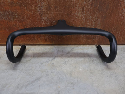 Lenker von Trek, BONTRAGER AEOLUS RSL VR - C – LENKER/VORBAU 380/380 × 80 MM – OCLV CARBON / AERO / INTEGRIERT vor USEDBIKES - OB.DE Hintergrund