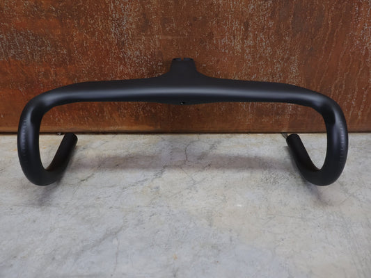 Lenker von Trek, BONTRAGER AEOLUS RSL VR - C – LENKER/VORBAU 380/380 × 80 MM – OCLV CARBON / AERO / INTEGRIERT vor USEDBIKES - OB.DE Hintergrund