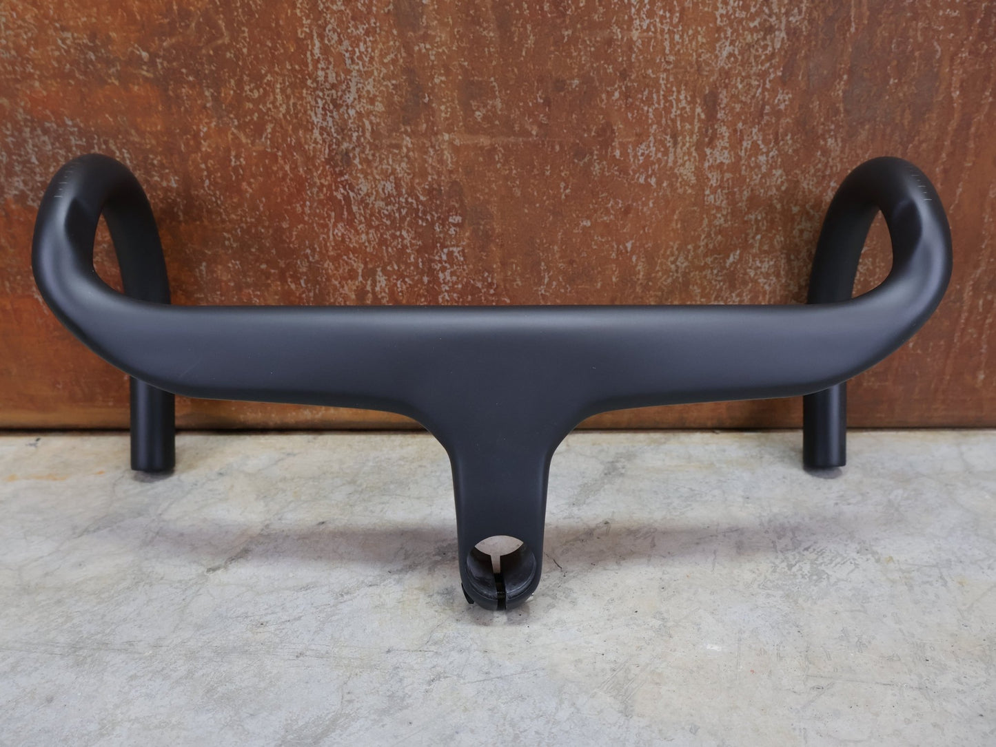 Lenker von Trek, BONTRAGER AEOLUS RSL VR - C – LENKER/VORBAU 380/380 × 80 MM – OCLV CARBON / AERO / INTEGRIERT vor USEDBIKES - OB.DE Hintergrund