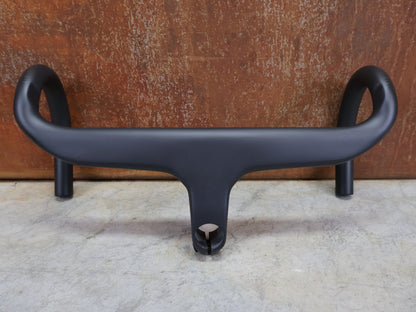 Lenker von Trek, BONTRAGER AEOLUS RSL VR - C – LENKER/VORBAU 380/380 × 80 MM – OCLV CARBON / AERO / INTEGRIERT vor USEDBIKES - OB.DE Hintergrund