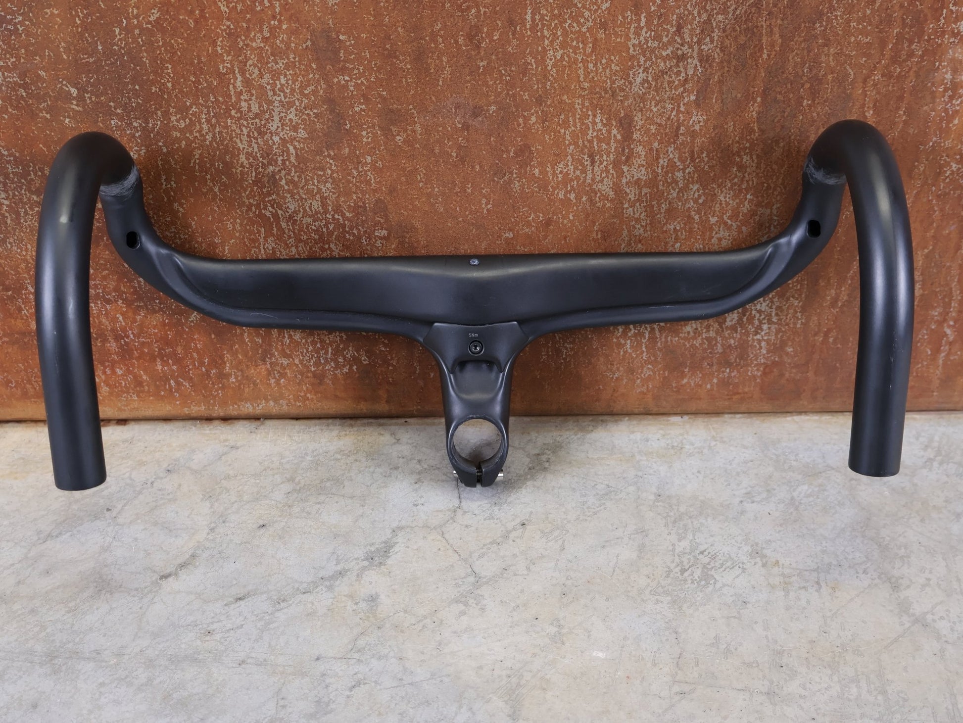 Lenker von Trek, BONTRAGER AEOLUS RSL VR - C – LENKER/VORBAU 380/380 × 80 MM – OCLV CARBON / AERO / INTEGRIERT vor USEDBIKES - OB.DE Hintergrund