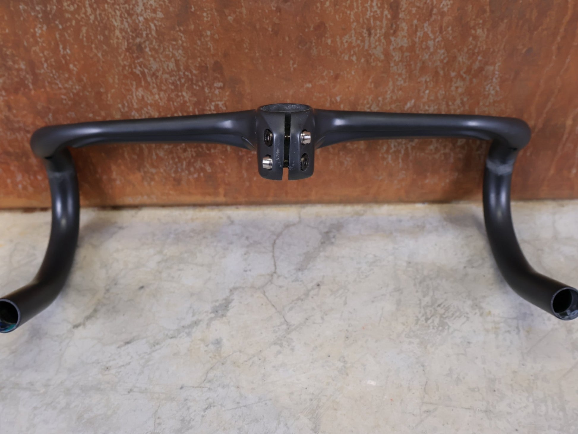 Lenker von Trek, BONTRAGER AEOLUS RSL VR - C – LENKER/VORBAU 380/380 × 80 MM – OCLV CARBON / AERO / INTEGRIERT vor USEDBIKES - OB.DE Hintergrund