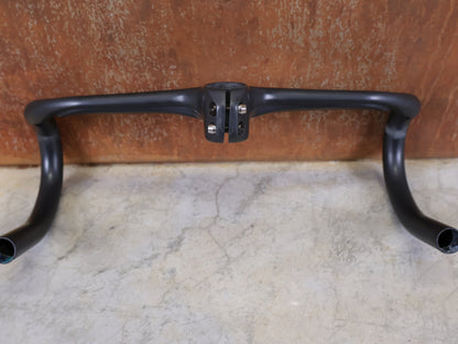 Lenker von Trek, BONTRAGER AEOLUS RSL VR - C – LENKER/VORBAU 380/380 × 80 MM – OCLV CARBON / AERO / INTEGRIERT vor USEDBIKES - OB.DE Hintergrund