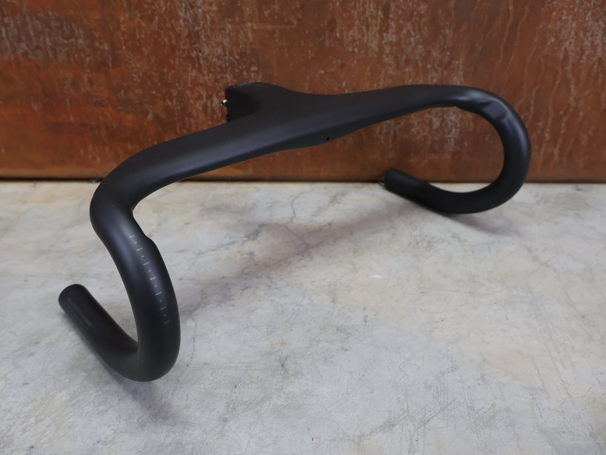 Lenker von Trek, BONTRAGER AEOLUS RSL VR - C – LENKER/VORBAU 380/380 × 80 MM – OCLV CARBON / AERO / INTEGRIERT vor USEDBIKES - OB.DE Hintergrund