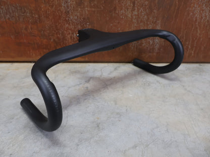 Lenker von Trek, BONTRAGER AEOLUS RSL VR - C – LENKER/VORBAU 380/380 × 80 MM – OCLV CARBON / AERO / INTEGRIERT vor USEDBIKES - OB.DE Hintergrund