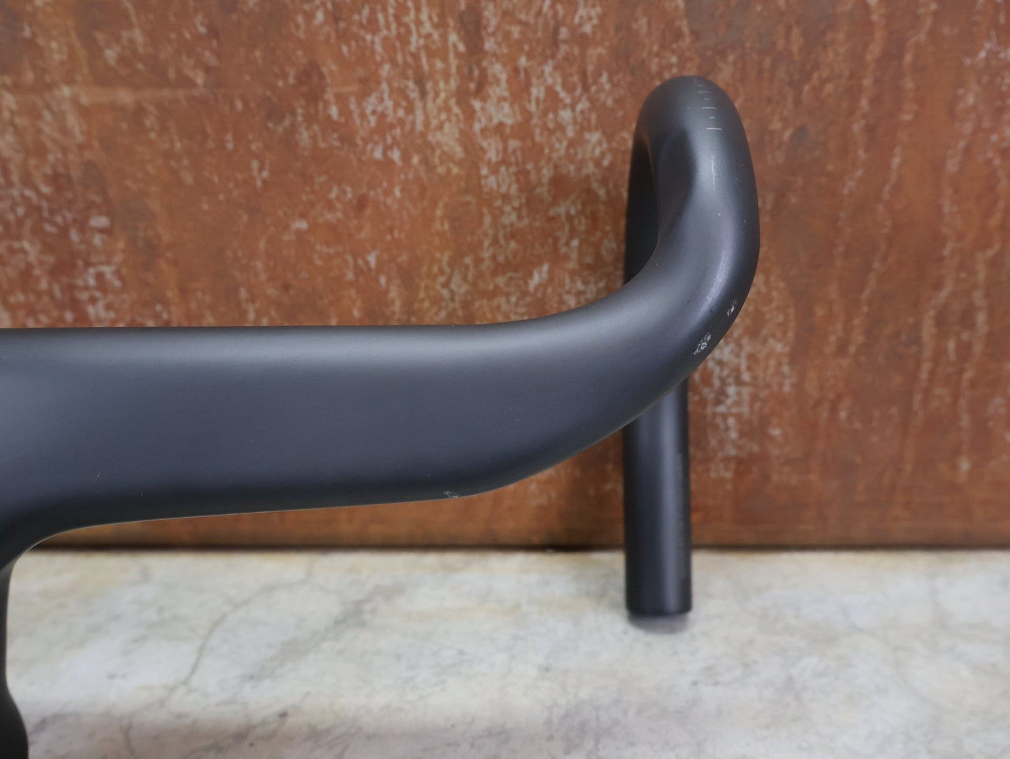 Lenker von Trek, BONTRAGER AEOLUS RSL VR - C – LENKER/VORBAU 380/380 × 80 MM – OCLV CARBON / AERO / INTEGRIERT vor USEDBIKES - OB.DE Hintergrund