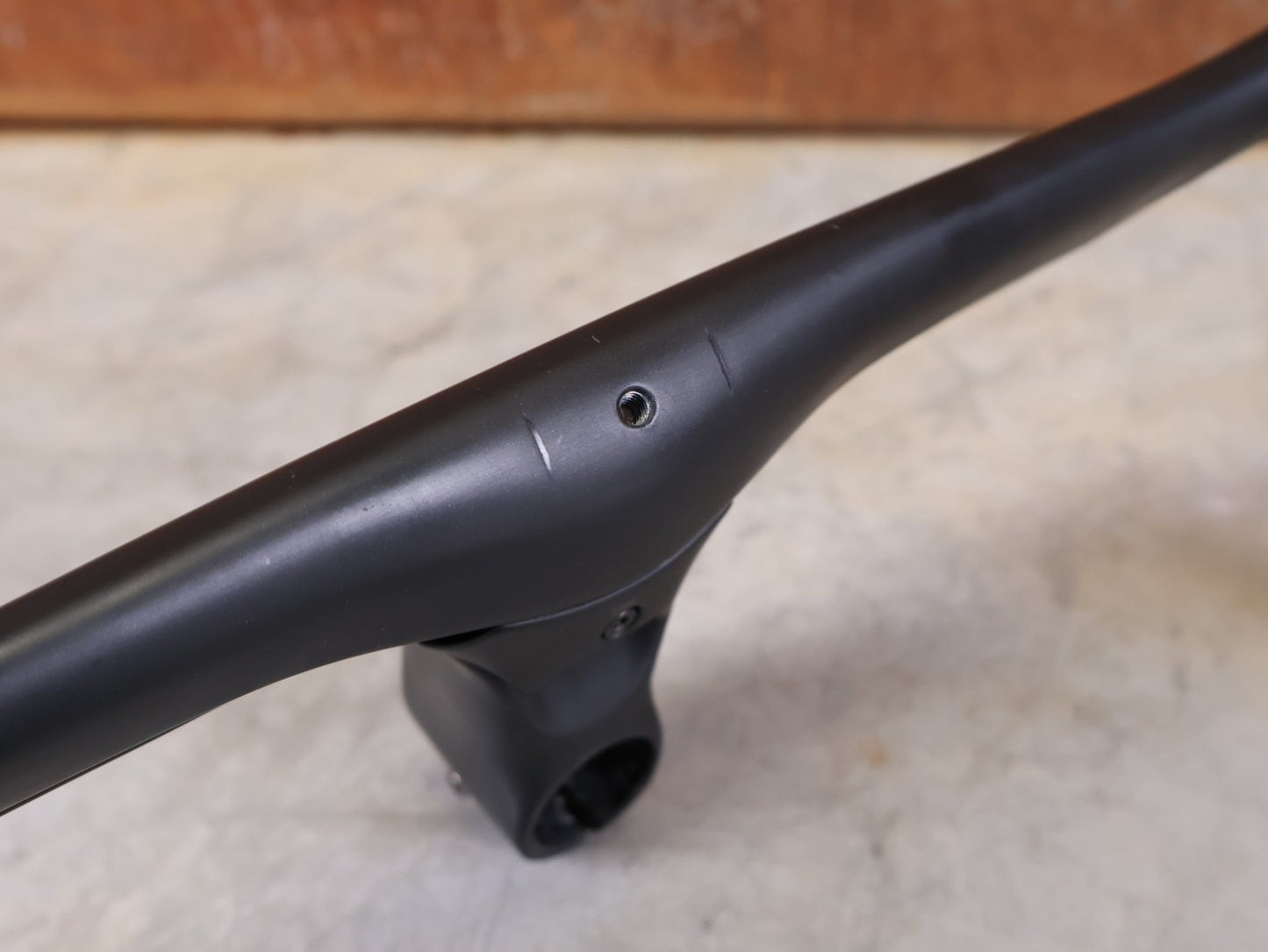 Lenker von Trek, BONTRAGER AEOLUS RSL VR - C – LENKER/VORBAU 380/380 × 80 MM – OCLV CARBON / AERO / INTEGRIERT vor USEDBIKES - OB.DE Hintergrund