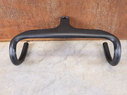 Lenker von Trek, BONTRAGER AEOLUS RSL VR - C – LENKER/VORBAU 380/380 × 80 MM – OCLV CARBON / AERO / INTEGRIERT vor USEDBIKES - OB.DE Hintergrund