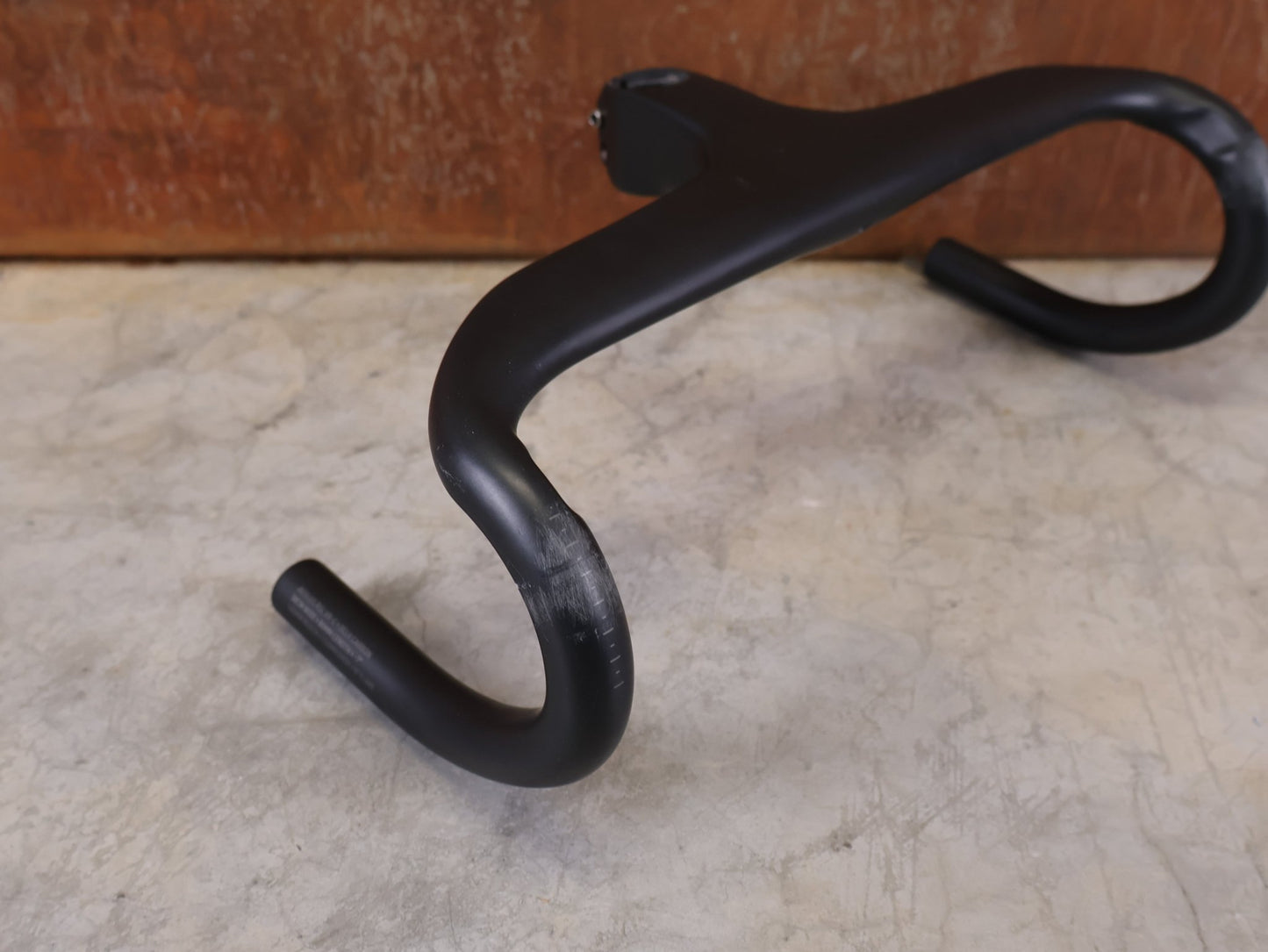 Lenker von Trek, BONTRAGER AEOLUS RSL VR - C – LENKER/VORBAU 380/380 × 80 MM – OCLV CARBON / AERO / INTEGRIERT vor USEDBIKES - OB.DE Hintergrund