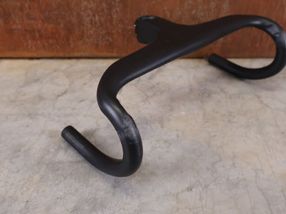 Lenker von Trek, BONTRAGER AEOLUS RSL VR - C – LENKER/VORBAU 380/380 × 80 MM – OCLV CARBON / AERO / INTEGRIERT vor USEDBIKES - OB.DE Hintergrund