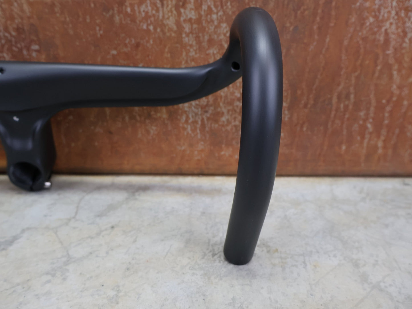 Lenker von Trek, BONTRAGER AEOLUS RSL VR - C – LENKER/VORBAU 380/380 × 80 MM – OCLV CARBON / AERO / INTEGRIERT vor USEDBIKES - OB.DE Hintergrund