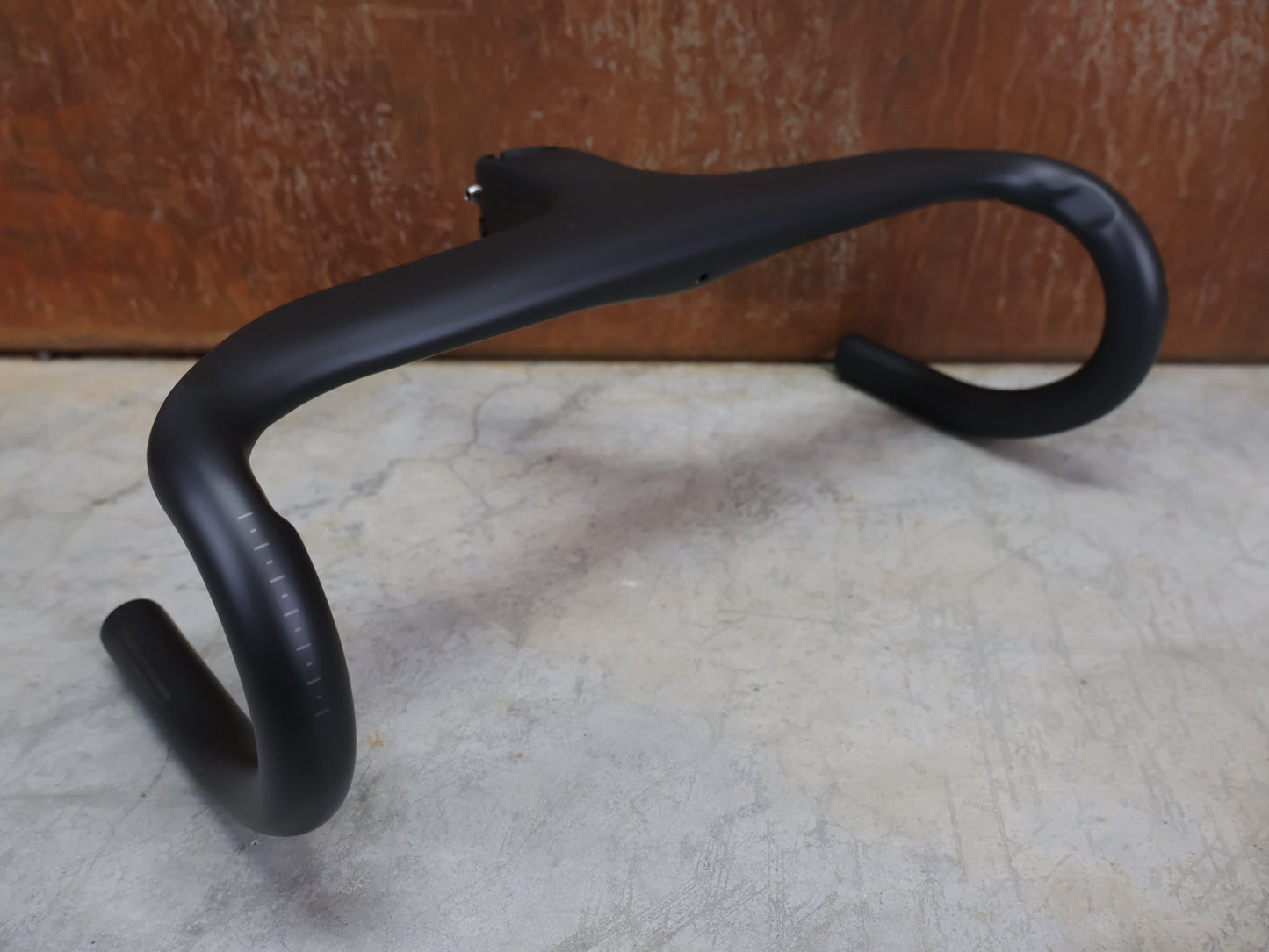 Lenker von Trek, BONTRAGER AEOLUS RSL VR - C – LENKER/VORBAU 380/380 × 80 MM – OCLV CARBON / AERO / INTEGRIERT vor USEDBIKES - OB.DE Hintergrund