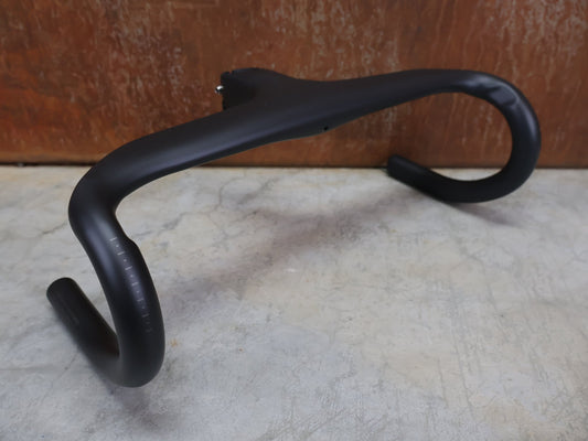 Lenker von Trek, BONTRAGER AEOLUS RSL VR - C – LENKER/VORBAU 380/380 × 80 MM – OCLV CARBON / AERO / INTEGRIERT vor USEDBIKES - OB.DE Hintergrund