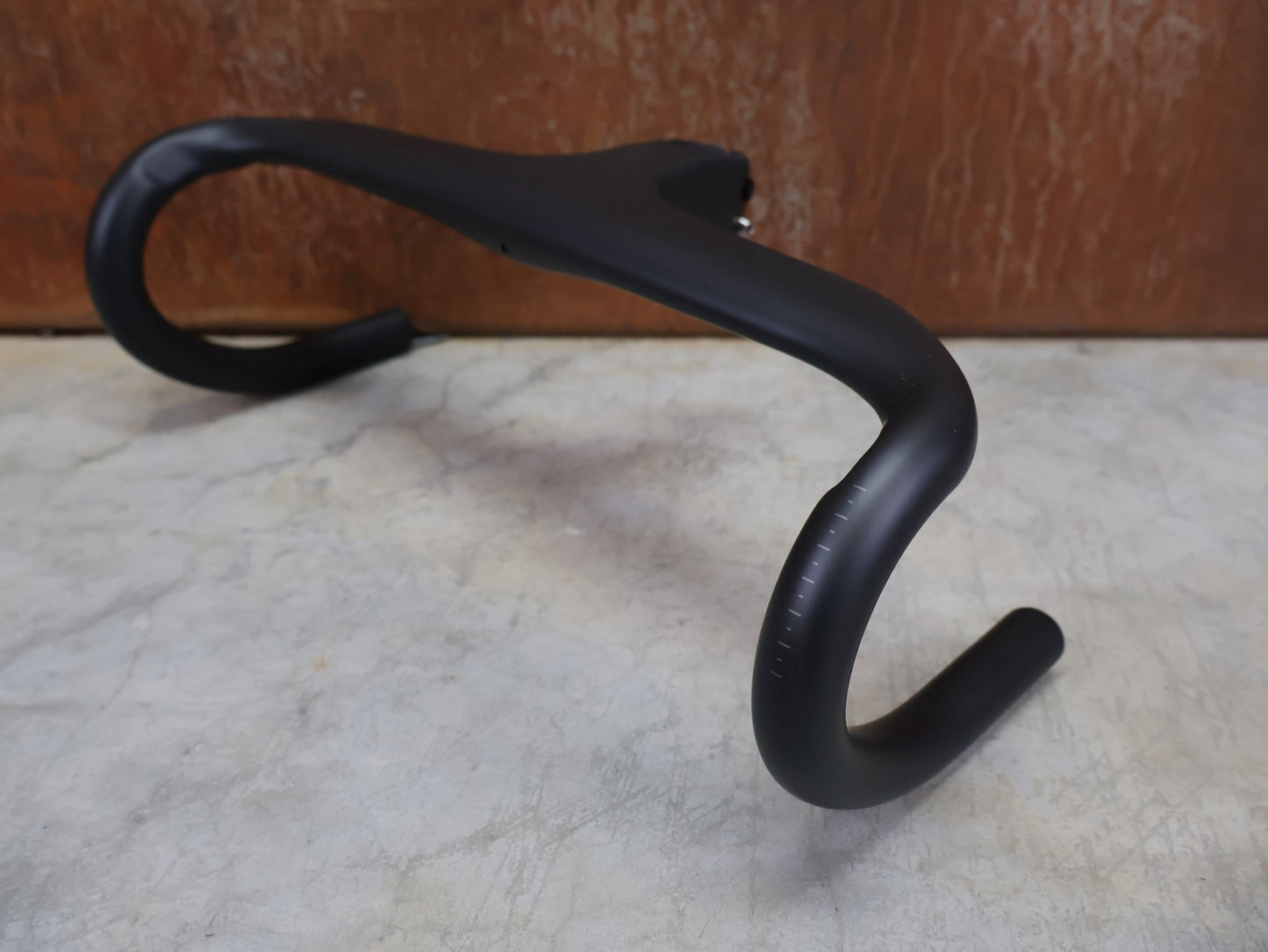 Lenker von Trek, BONTRAGER AEOLUS RSL VR - C – LENKER/VORBAU 380/380 × 80 MM – OCLV CARBON / AERO / INTEGRIERT vor USEDBIKES - OB.DE Hintergrund