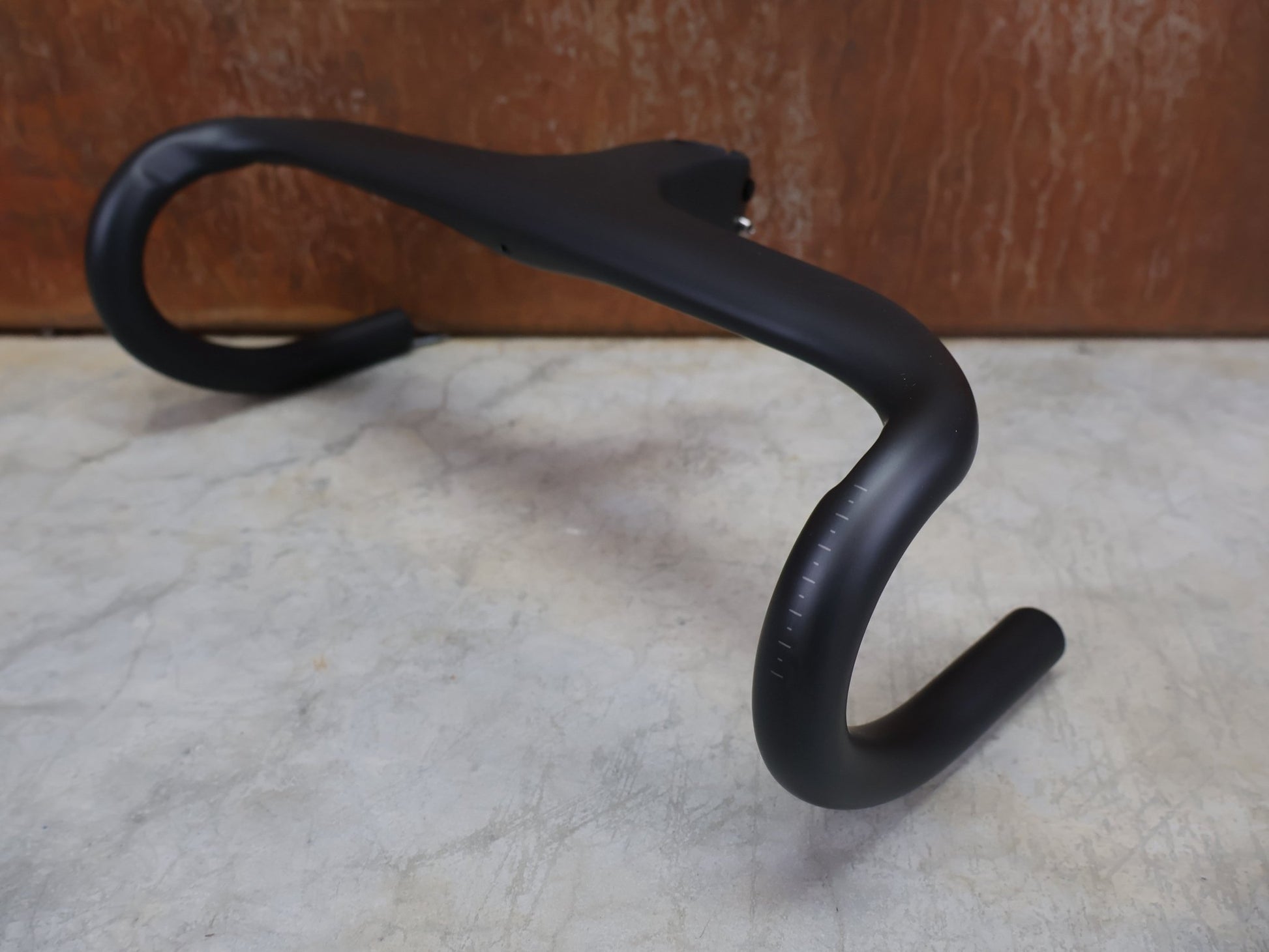 Lenker von Trek, BONTRAGER AEOLUS RSL VR - C – LENKER/VORBAU 380/380 × 80 MM – OCLV CARBON / AERO / INTEGRIERT vor USEDBIKES - OB.DE Hintergrund