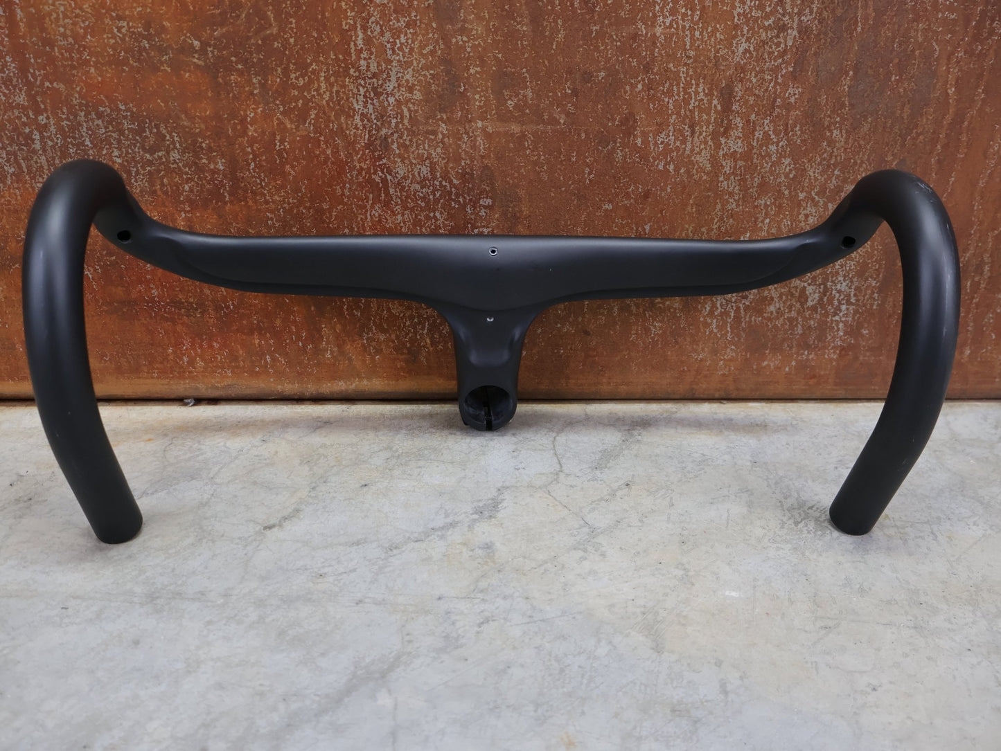 Lenker von Trek, BONTRAGER AEOLUS RSL VR - C – LENKER/VORBAU 380/380 × 80 MM – OCLV CARBON / AERO / INTEGRIERT vor USEDBIKES - OB.DE Hintergrund