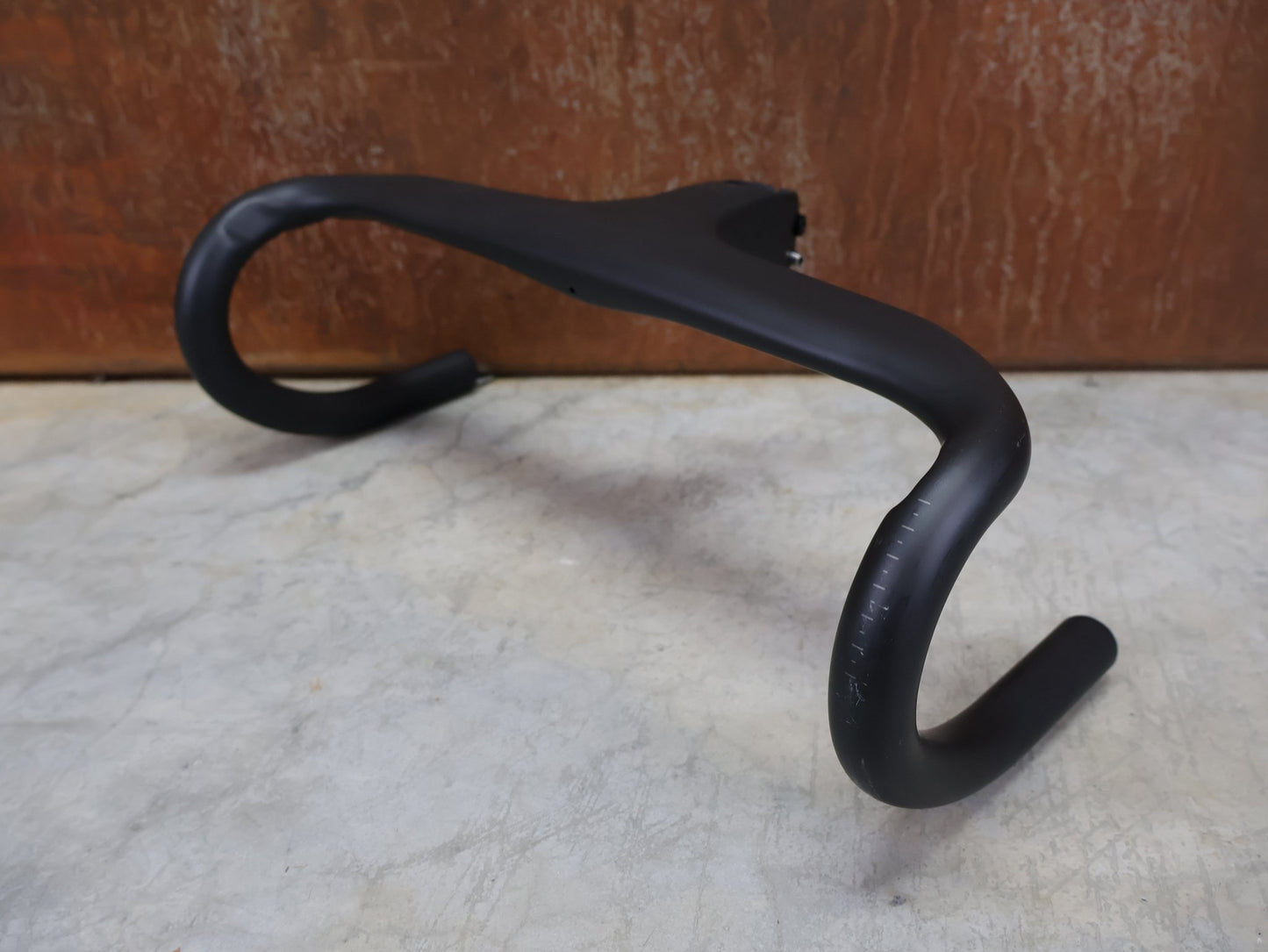 Lenker von Trek, BONTRAGER AEOLUS RSL VR - C – LENKER/VORBAU 380/380 × 80 MM – OCLV CARBON / AERO / INTEGRIERT vor USEDBIKES - OB.DE Hintergrund