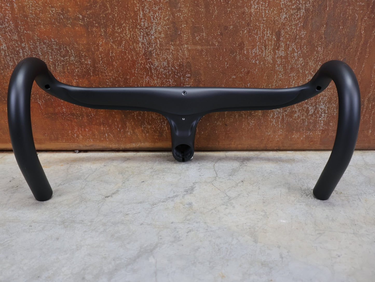 Lenker von Trek, BONTRAGER AEOLUS RSL VR - C – LENKER/VORBAU 380/380 × 80 MM – OCLV CARBON / AERO / INTEGRIERT vor USEDBIKES - OB.DE Hintergrund