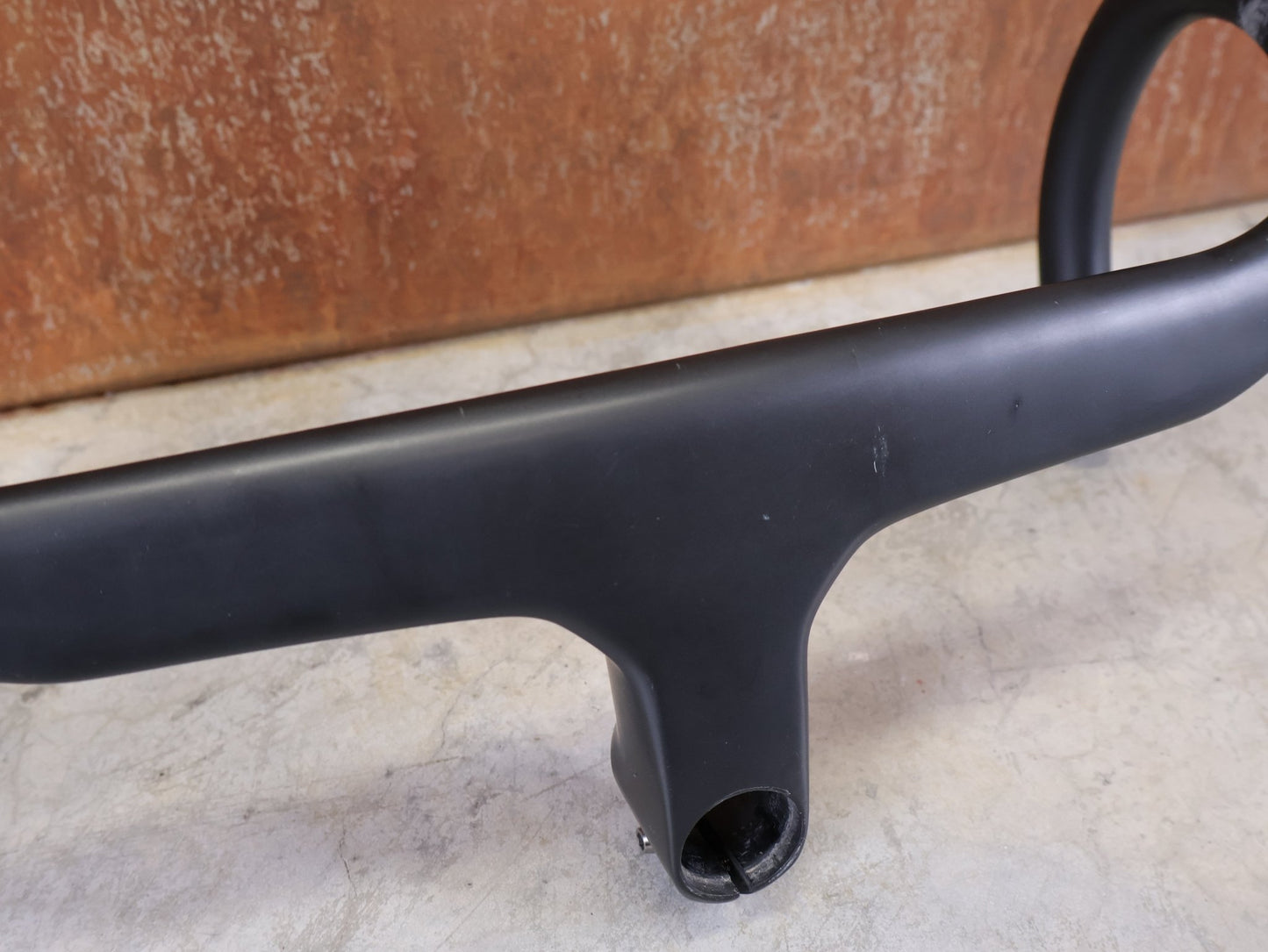 Lenker von Trek, BONTRAGER AEOLUS RSL VR - C – LENKER/VORBAU 380/380 × 80 MM – OCLV CARBON / AERO / INTEGRIERT vor USEDBIKES - OB.DE Hintergrund