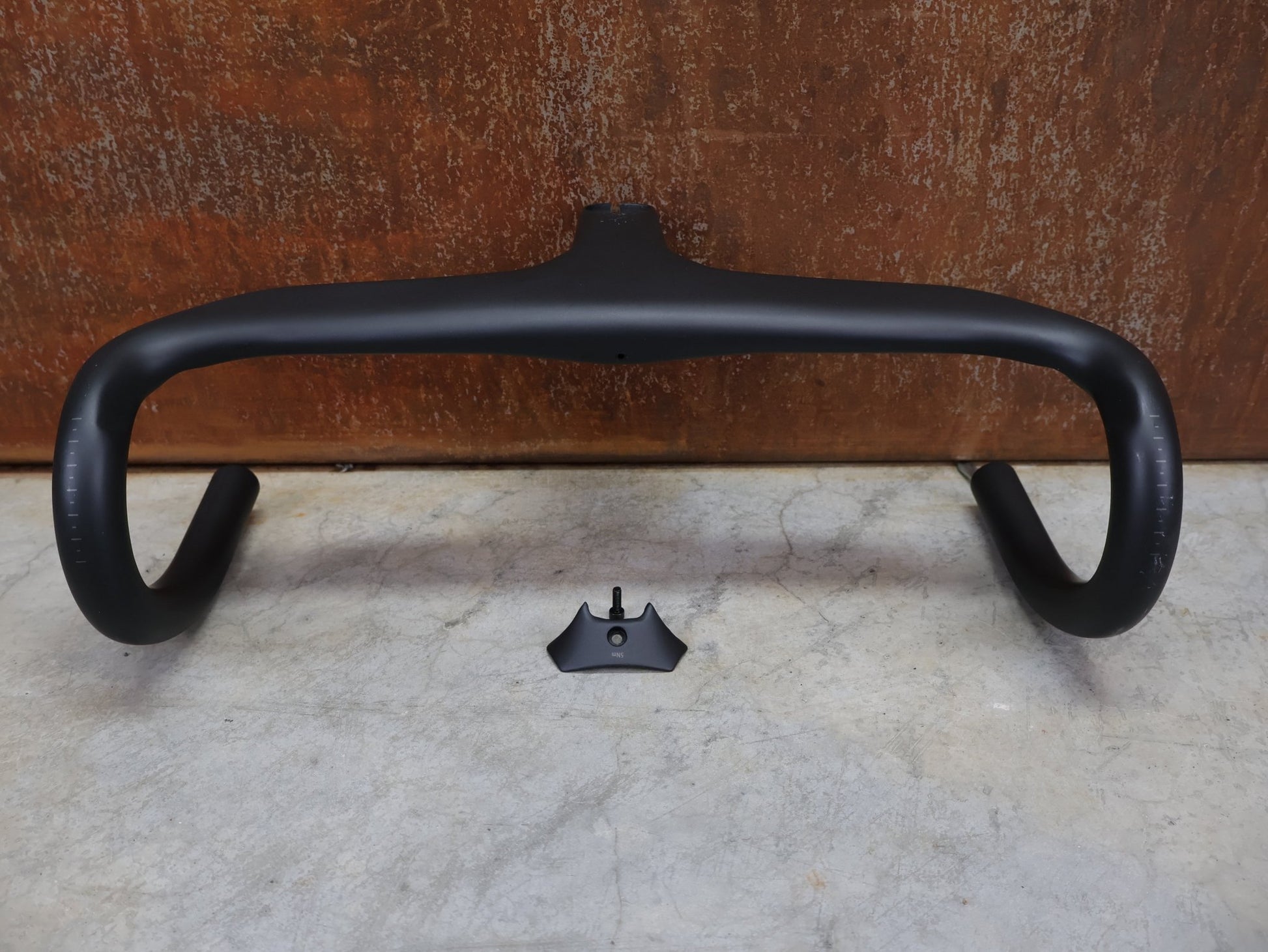 Lenker von Trek, BONTRAGER AEOLUS RSL VR - C – LENKER/VORBAU 380/380 × 80 MM – OCLV CARBON / AERO / INTEGRIERT vor USEDBIKES - OB.DE Hintergrund