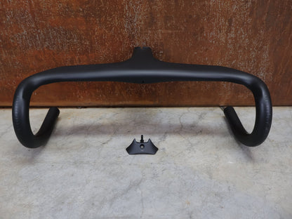 Lenker von Trek, BONTRAGER AEOLUS RSL VR - C – LENKER/VORBAU 380/380 × 80 MM – OCLV CARBON / AERO / INTEGRIERT vor USEDBIKES - OB.DE Hintergrund