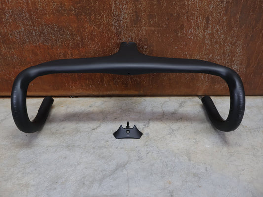 Lenker von Trek, BONTRAGER AEOLUS RSL VR - C – LENKER/VORBAU 380/380 × 80 MM – OCLV CARBON / AERO / INTEGRIERT vor USEDBIKES - OB.DE Hintergrund