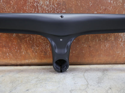 Lenker von Trek, BONTRAGER AEOLUS RSL VR - C – LENKER/VORBAU 380/380 × 80 MM – OCLV CARBON / AERO / INTEGRIERT vor USEDBIKES - OB.DE Hintergrund