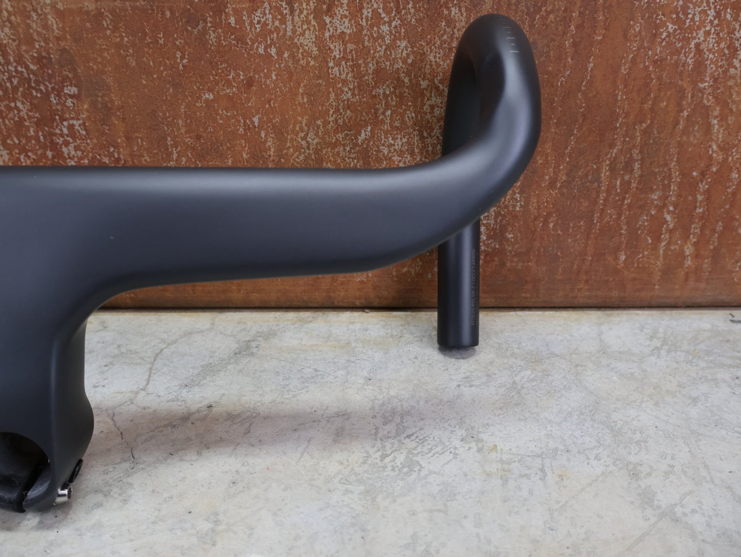 Lenker von Trek, BONTRAGER AEOLUS RSL VR - C – LENKER/VORBAU 380/380 × 80 MM – OCLV CARBON / AERO / INTEGRIERT vor USEDBIKES - OB.DE Hintergrund