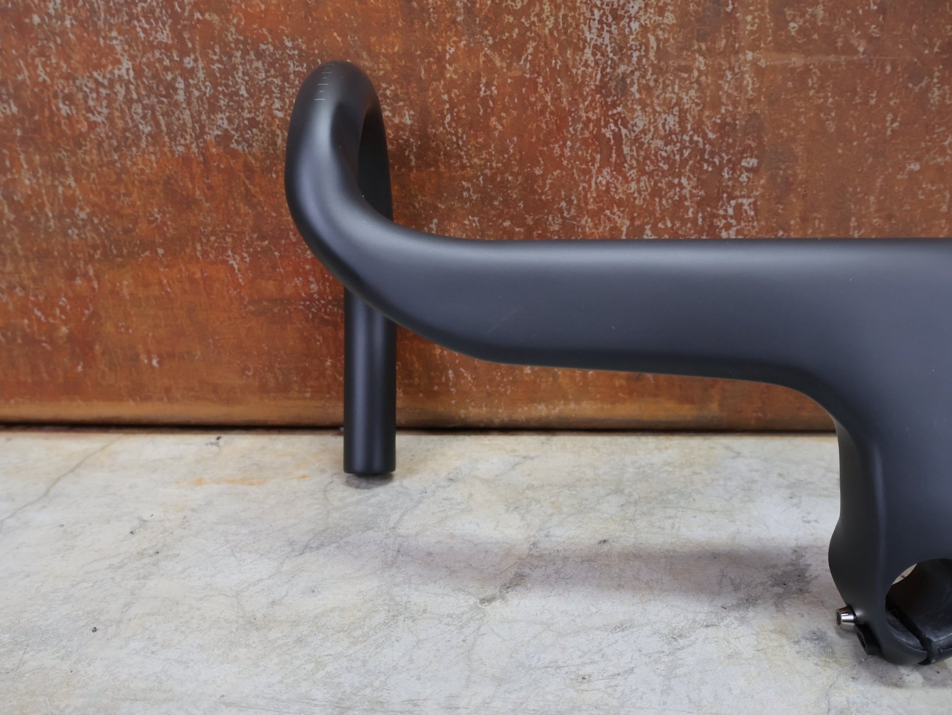 Lenker von Trek, BONTRAGER AEOLUS RSL VR - C – LENKER/VORBAU 380/380 × 80 MM – OCLV CARBON / AERO / INTEGRIERT vor USEDBIKES - OB.DE Hintergrund