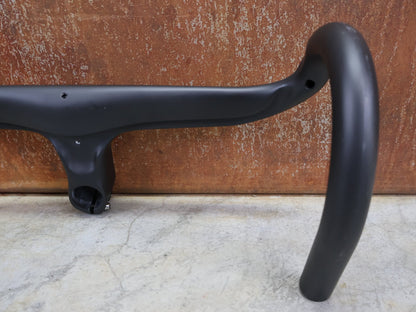 Lenker von Trek, BONTRAGER AEOLUS RSL VR - C – LENKER/VORBAU 380/380 × 80 MM – OCLV CARBON / AERO / INTEGRIERT vor USEDBIKES - OB.DE Hintergrund