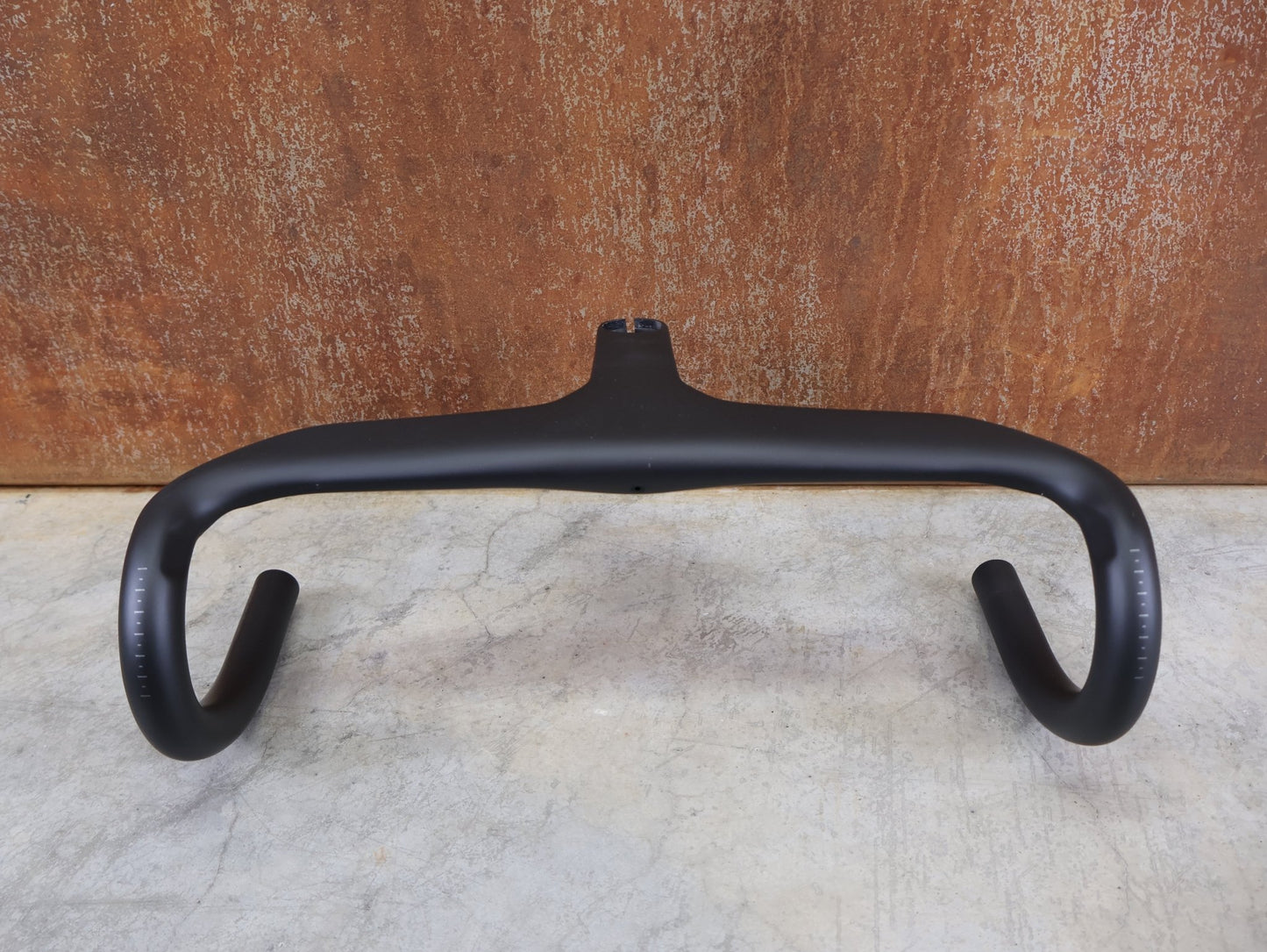Lenker von Bontrager, BONTRAGER / AEOLUS RSL VR - C / OCLV CARBON LENKER - VORBAU - EINHEIT / 380 MM X 90 MM / 281 G vor USEDBIKES - OB.DE Hintergrund