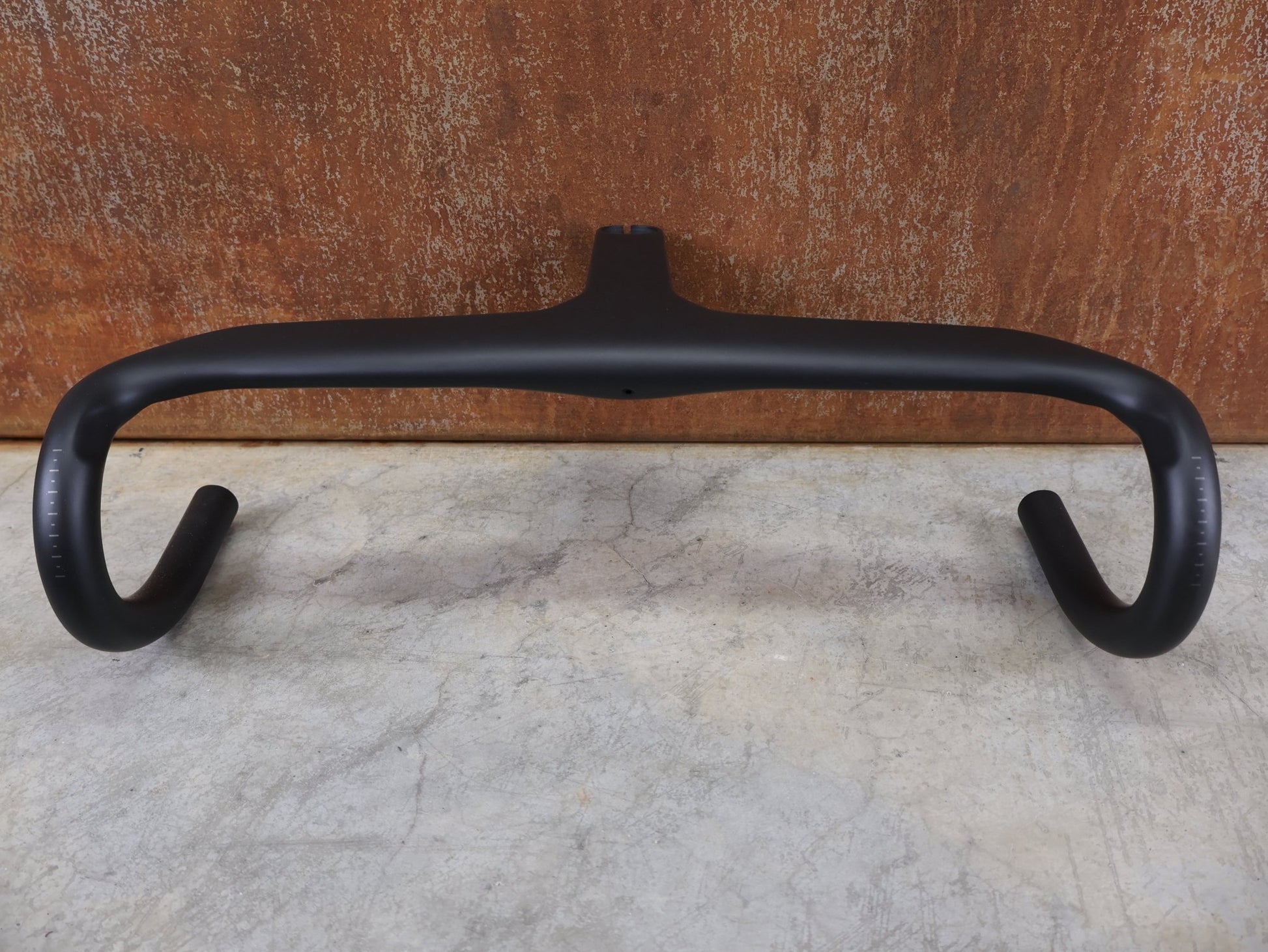 Lenker von Bontrager, BONTRAGER / AEOLUS RSL VR - C / OCLV CARBON LENKER - VORBAU - EINHEIT / 440 MM X 120 MM / 302 G vor USEDBIKES - OB.DE Hintergrund