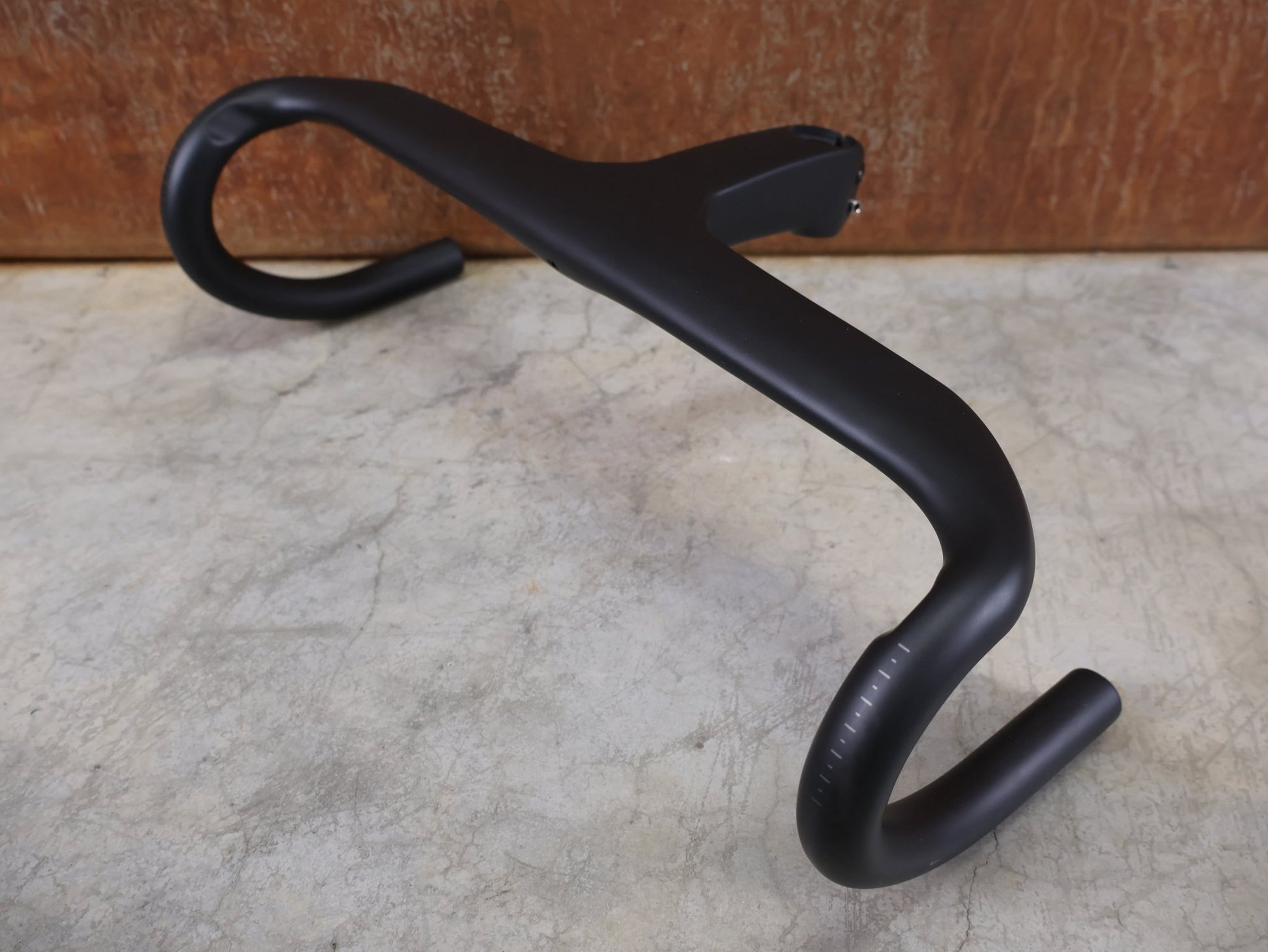 Lenker von Bontrager, BONTRAGER / AEOLUS RSL VR - C / OCLV CARBON LENKER - VORBAU - EINHEIT / 440 MM X 120 MM / 302 G vor USEDBIKES - OB.DE Hintergrund