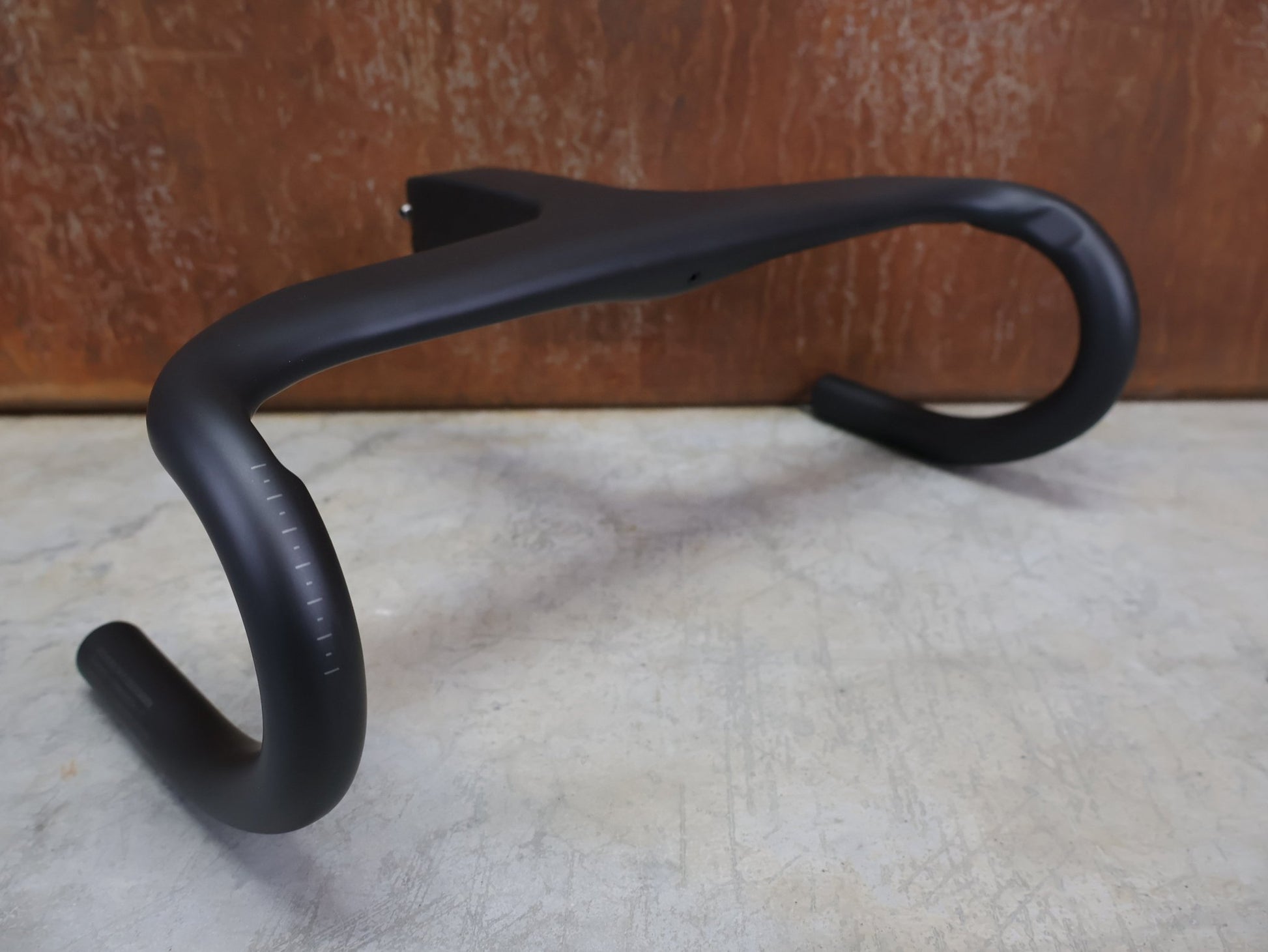 Lenker von Trek, BONTRAGER AEOLUS RSL VR - C – PRO TEAM BARSTEM 380/380 × 120 MM – LIDL - TREK SONDERANFERTIGUNG vor USEDBIKES - OB.DE Hintergrund