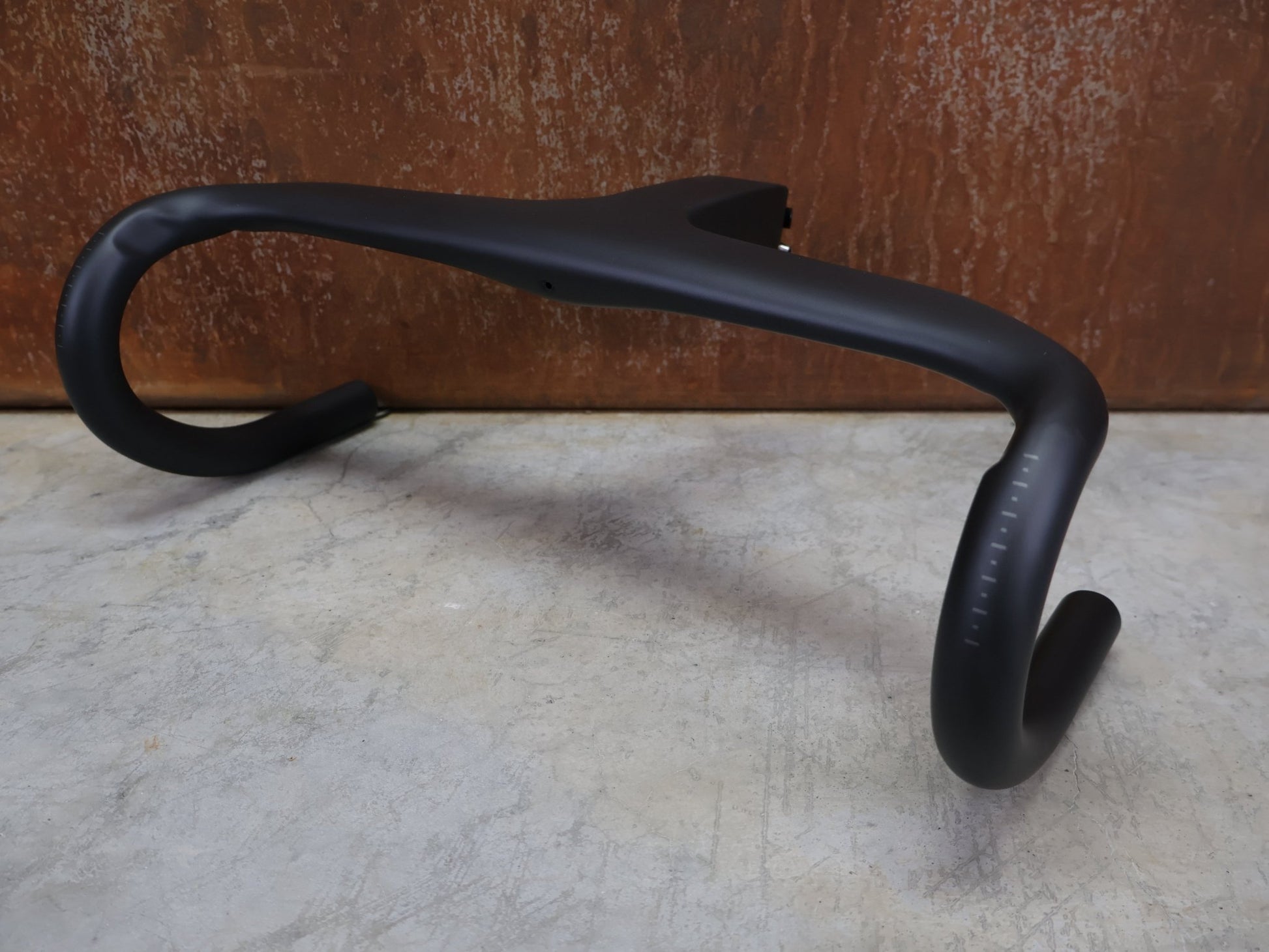 Lenker von Trek, BONTRAGER AEOLUS RSL VR - C – PRO TEAM BARSTEM 380/380 × 120 MM – LIDL - TREK SONDERANFERTIGUNG vor USEDBIKES - OB.DE Hintergrund