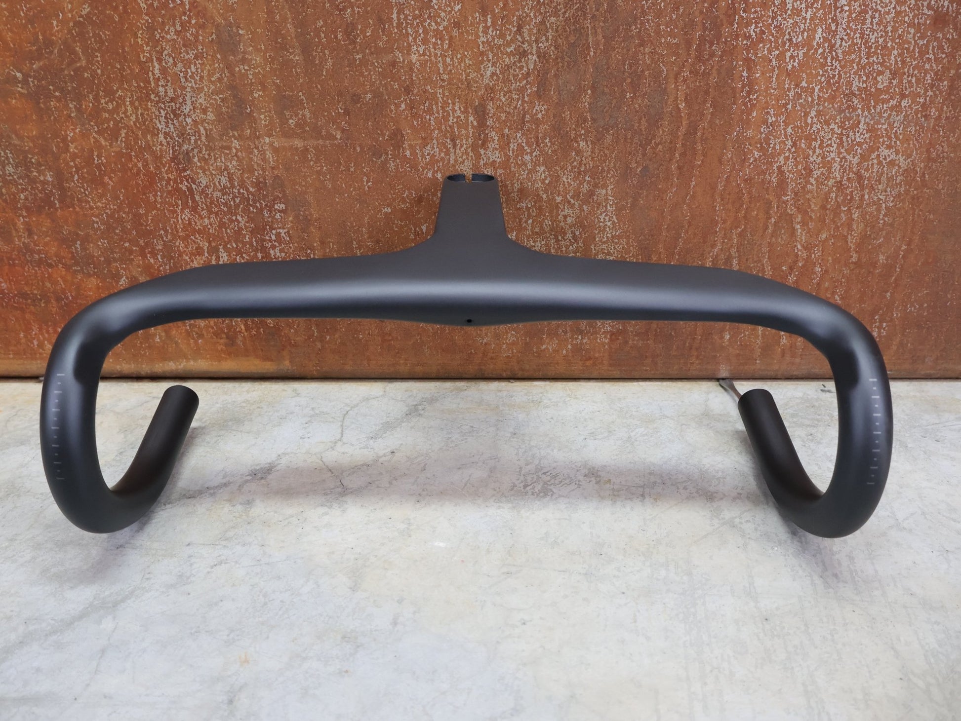 Lenker von Trek, BONTRAGER AEOLUS RSL VR - C – PRO TEAM BARSTEM 380/380 × 120 MM – LIDL - TREK SONDERANFERTIGUNG vor USEDBIKES - OB.DE Hintergrund