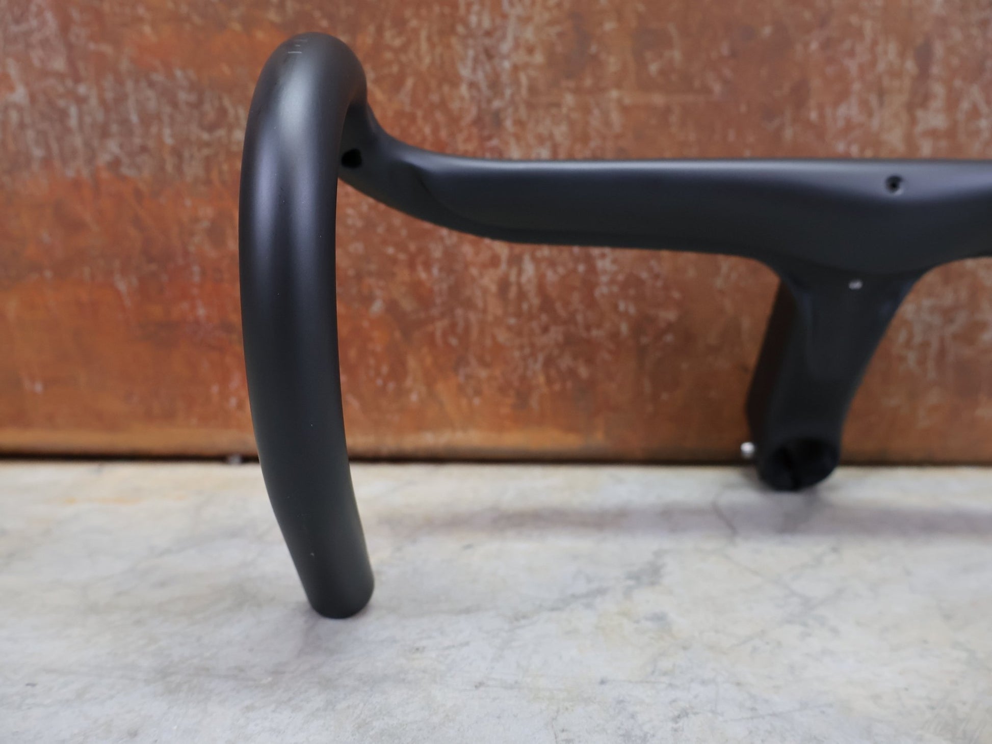 Lenker von Trek, BONTRAGER AEOLUS RSL VR - C – PRO TEAM BARSTEM 380/380 × 120 MM – LIDL - TREK SONDERANFERTIGUNG vor USEDBIKES - OB.DE Hintergrund