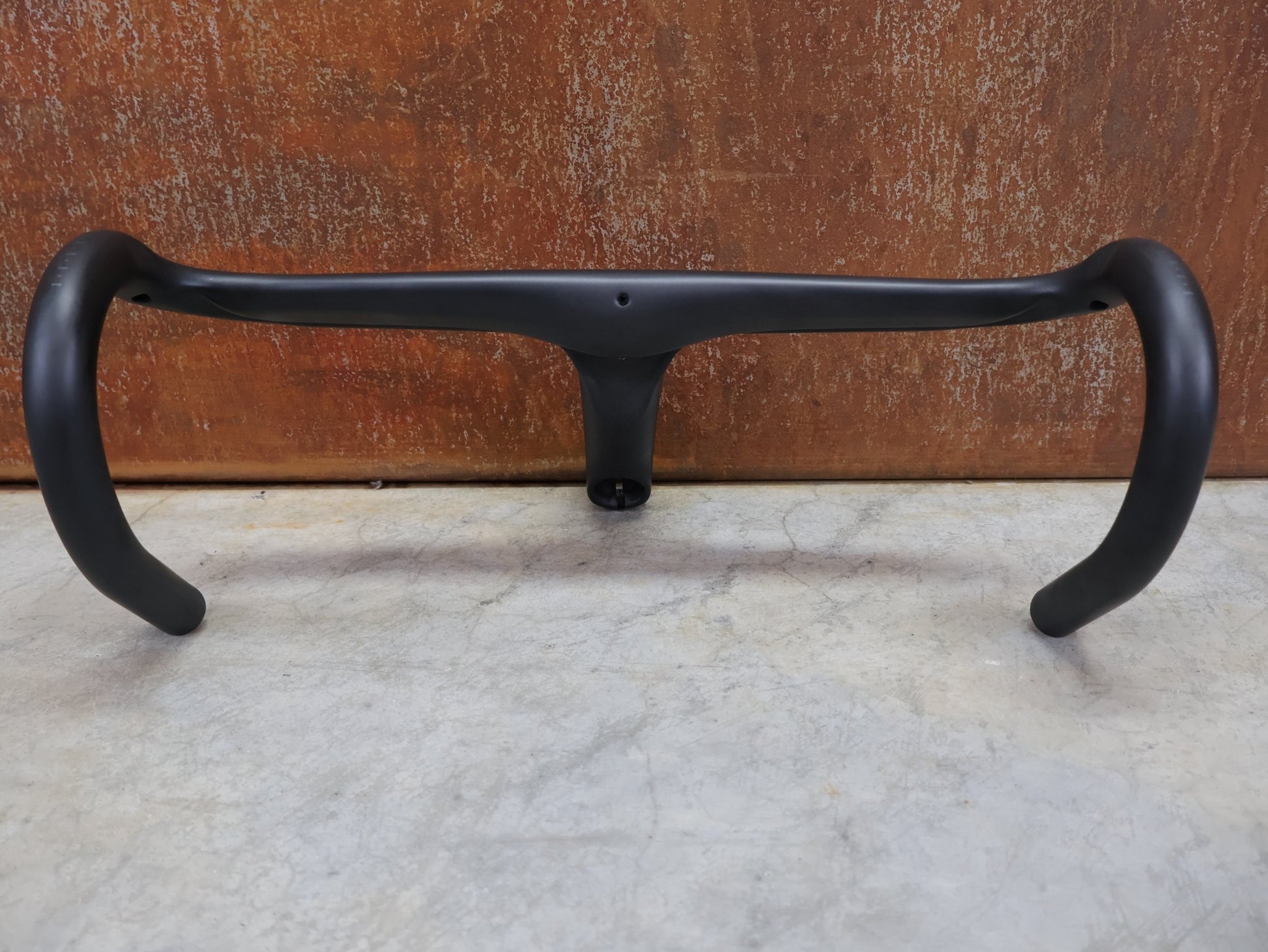 Lenker von Trek, BONTRAGER AEOLUS RSL VR - C – PRO TEAM BARSTEM 400/400 × 140 MM – LIDL - TREK SONDERANFERTIGUNG vor USEDBIKES - OB.DE Hintergrund