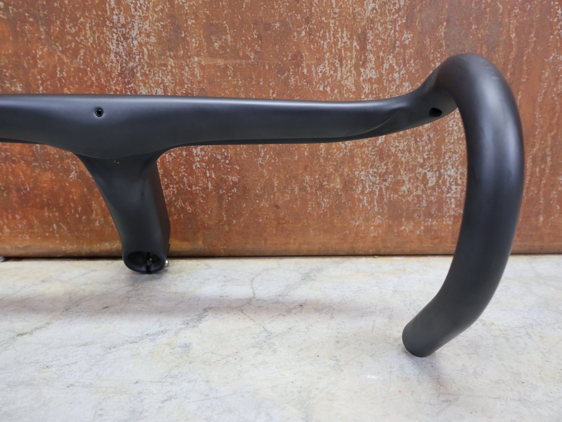 Lenker von Trek, BONTRAGER AEOLUS RSL VR - C – PRO TEAM BARSTEM 400/400 × 140 MM – LIDL - TREK SONDERANFERTIGUNG vor USEDBIKES - OB.DE Hintergrund