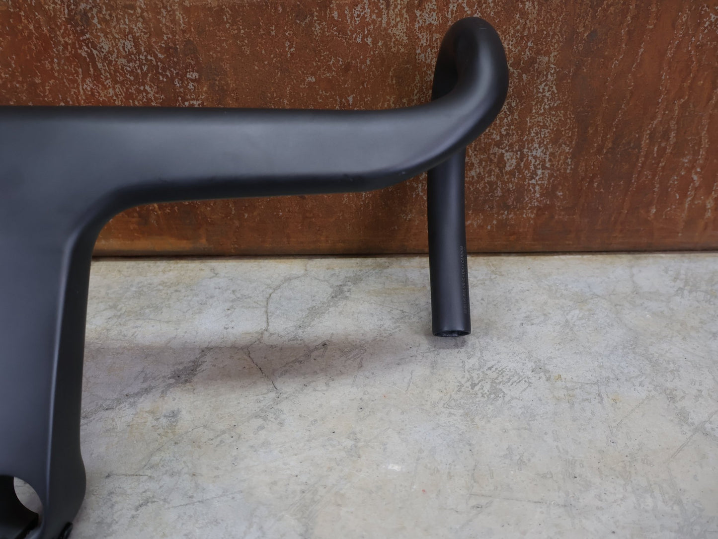 Lenker von Trek, BONTRAGER AEOLUS RSL VR - C – PRO TEAM BARSTEM 400/400 × 140 MM – LIDL - TREK SONDERANFERTIGUNG vor USEDBIKES - OB.DE Hintergrund