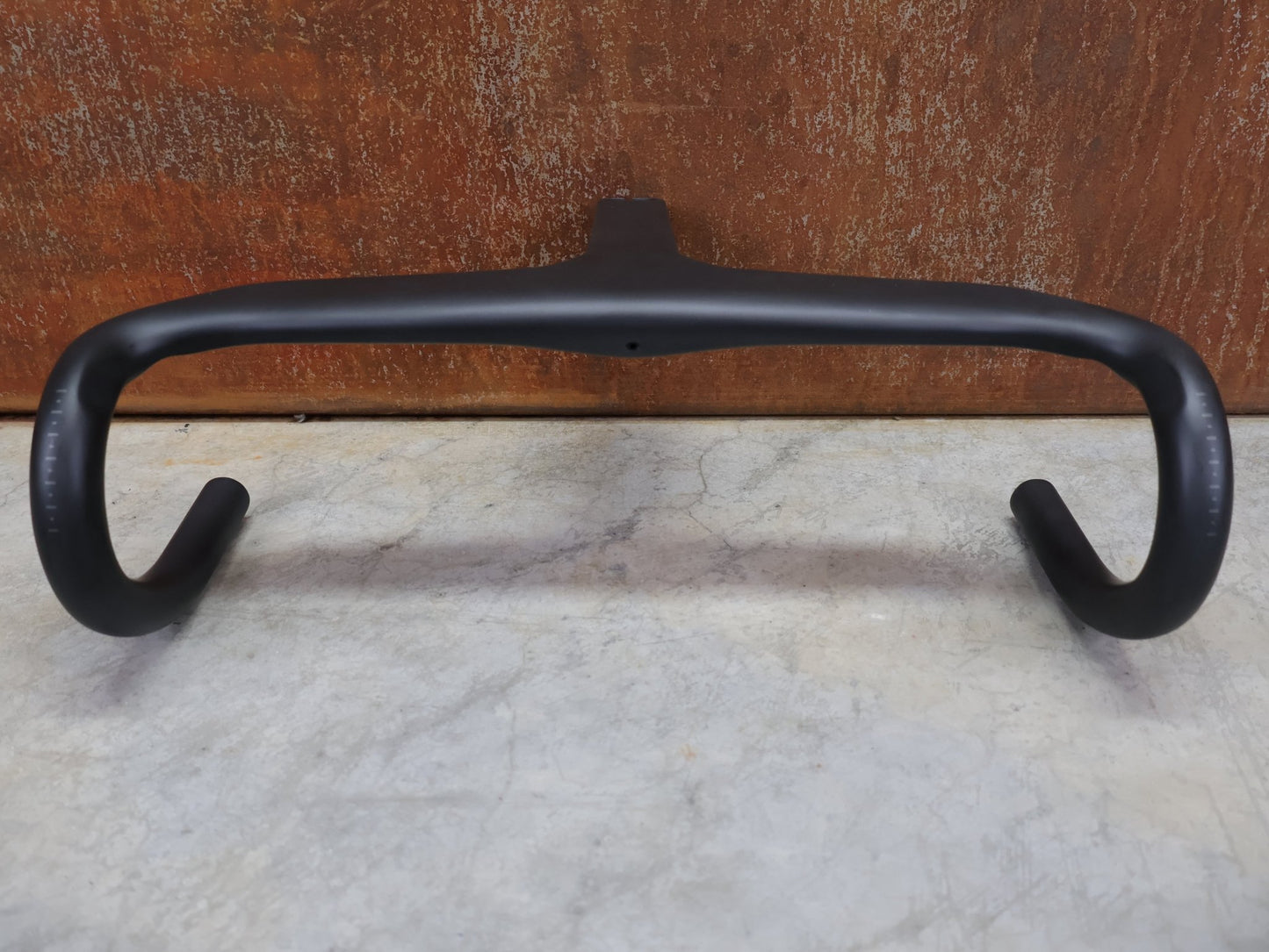 Lenker von Trek, BONTRAGER AEOLUS RSL VR - C – PRO TEAM BARSTEM 400/400 × 140 MM – LIDL - TREK SONDERANFERTIGUNG vor USEDBIKES - OB.DE Hintergrund