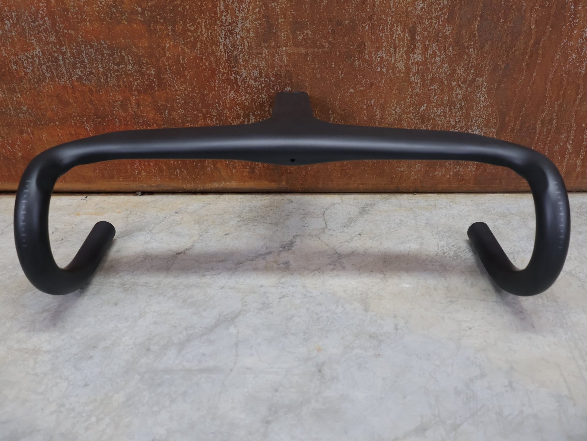 Lenker von Trek, BONTRAGER AEOLUS RSL VR - C – PRO TEAM BARSTEM 400/400 × 140 MM – LIDL - TREK SONDERANFERTIGUNG vor USEDBIKES - OB.DE Hintergrund