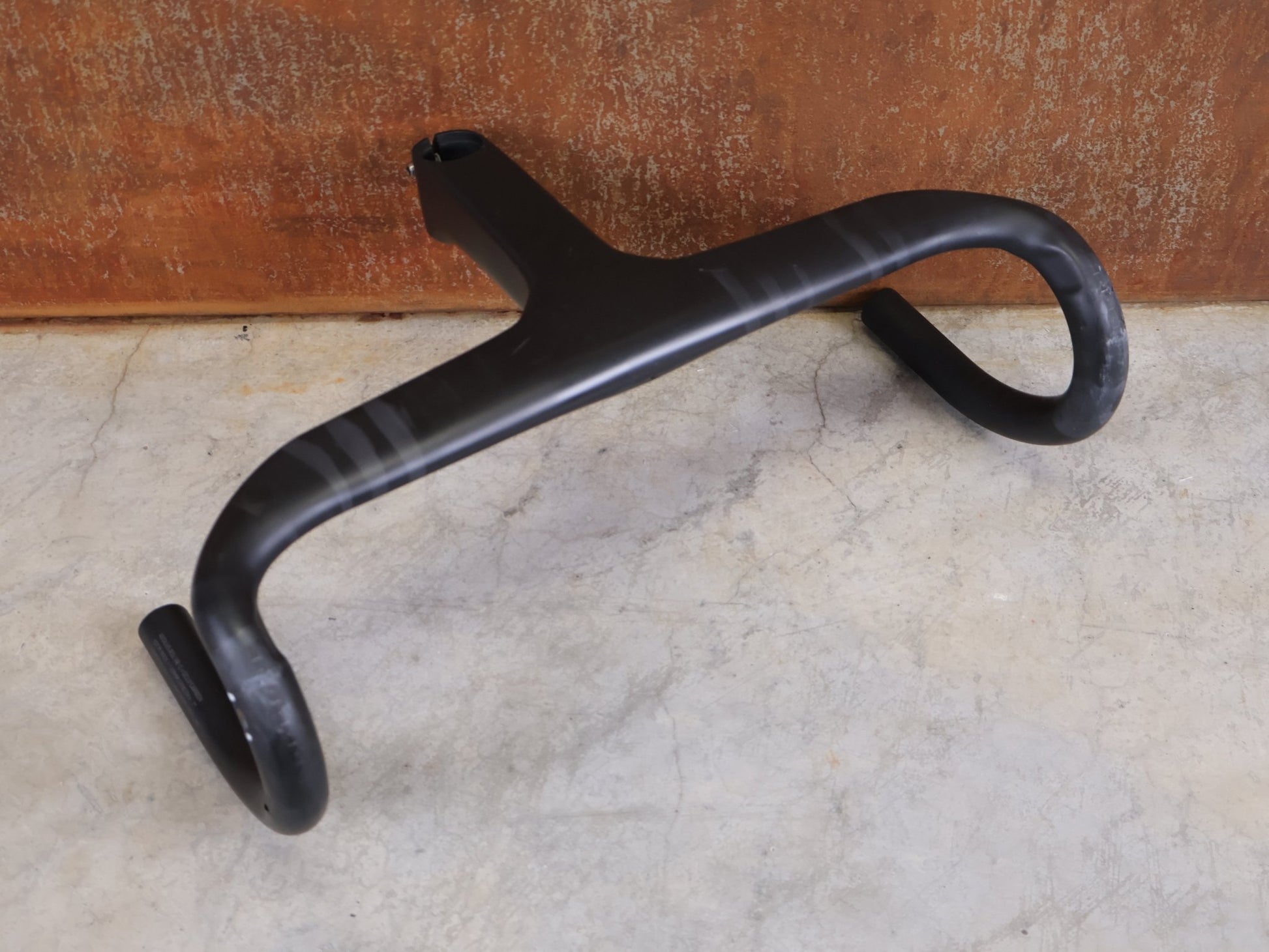 Lenker von Trek, BONTRAGER AEOLUS RSL VR - C – PRO TEAM BARSTEM 400/400 × 140 MM – LIDL - TREK SONDERANFERTIGUNG vor USEDBIKES - OB.DE Hintergrund